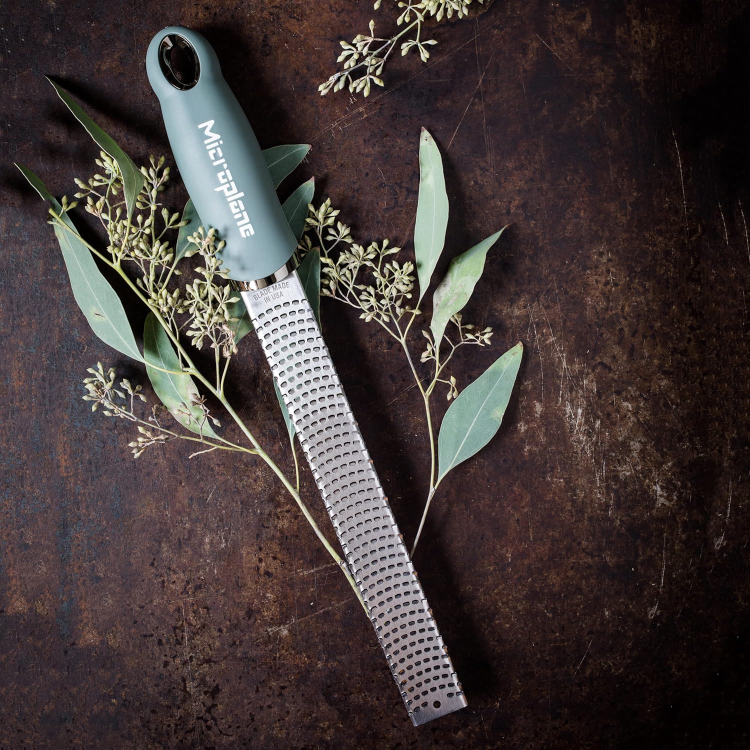 Premium Classic Zester – Verde eucalipto  Herramienta de limón Zester, queso duro y rallador de verduras  Para cítricos, queso parmesano, ajo,