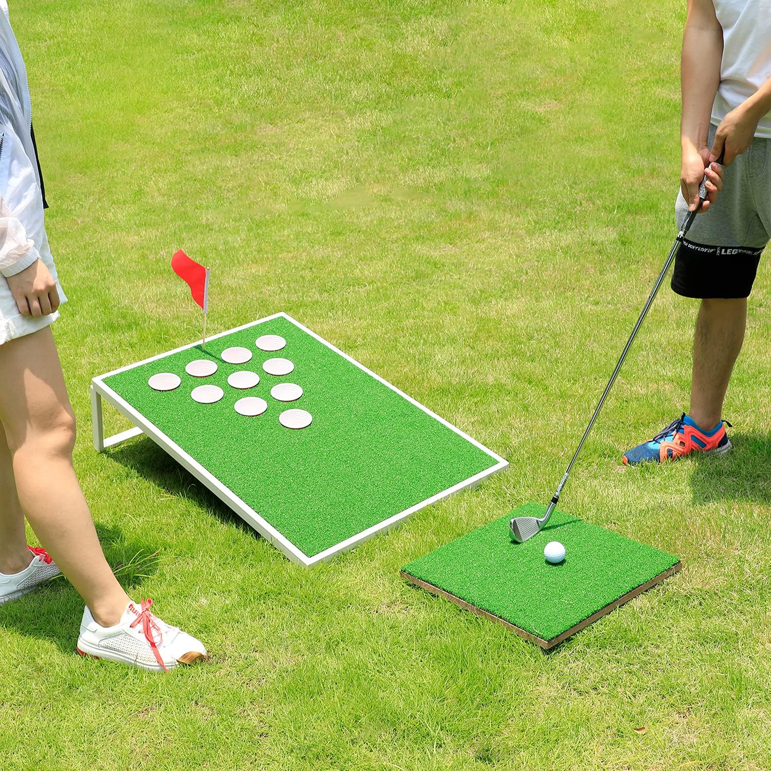 OOFIT Juego de Cornhole de golf combinado con juego de pong, tablas de juego de astillado con alfombrillas de astillado y pelotas de golf para