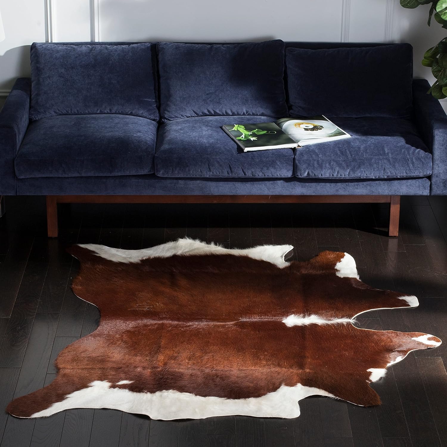 SAFAVIEH Cow Hide Collection – Alfombra decorativa de 4 pies 7 pulgadas x 5 pies 8 pulgadas, color negro y marrón, hecho a mano rústico de piel de