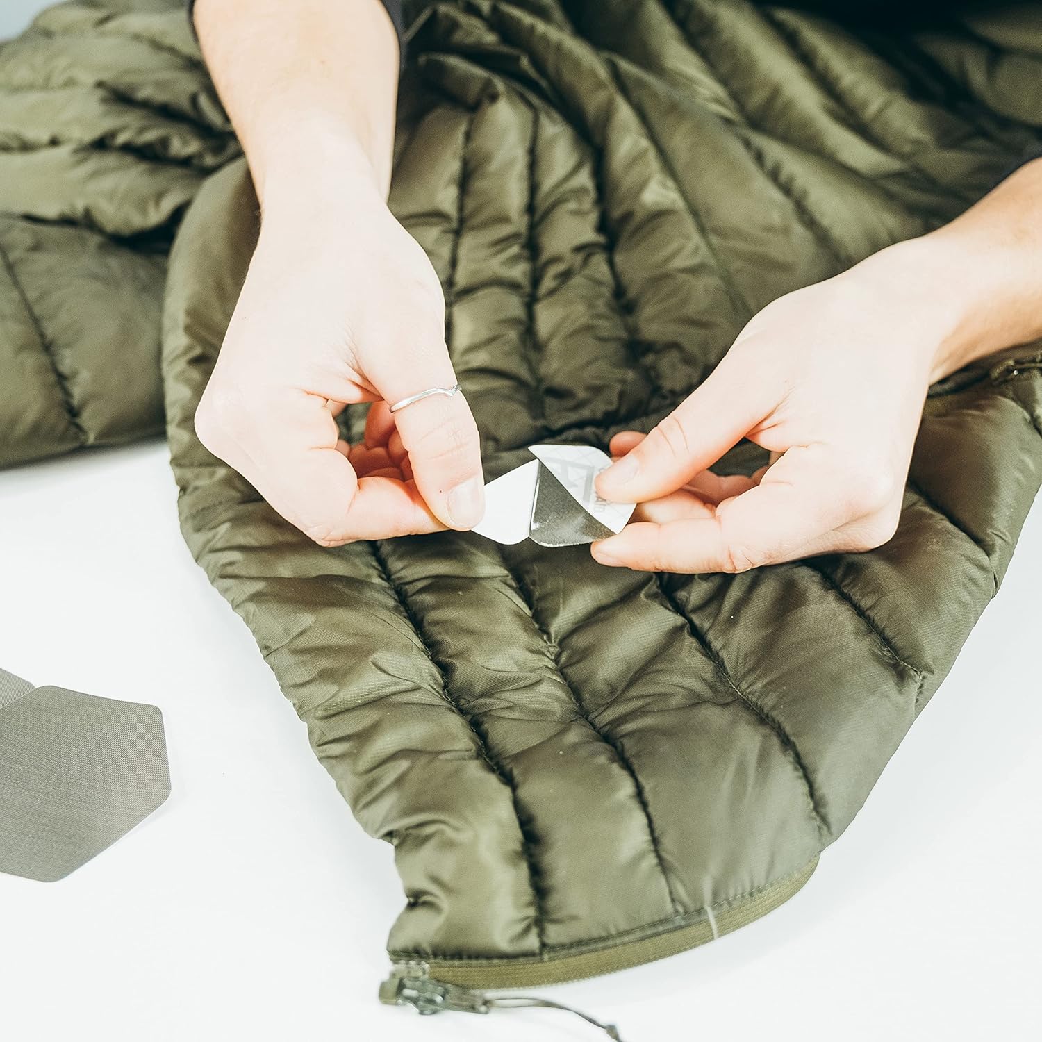 GEAR AID Tenacious – Parches de reparación con forma hexagonal para fijar agujeros en chaquetas, tiendas de campaña, lluvia y equipo al aire libre,
