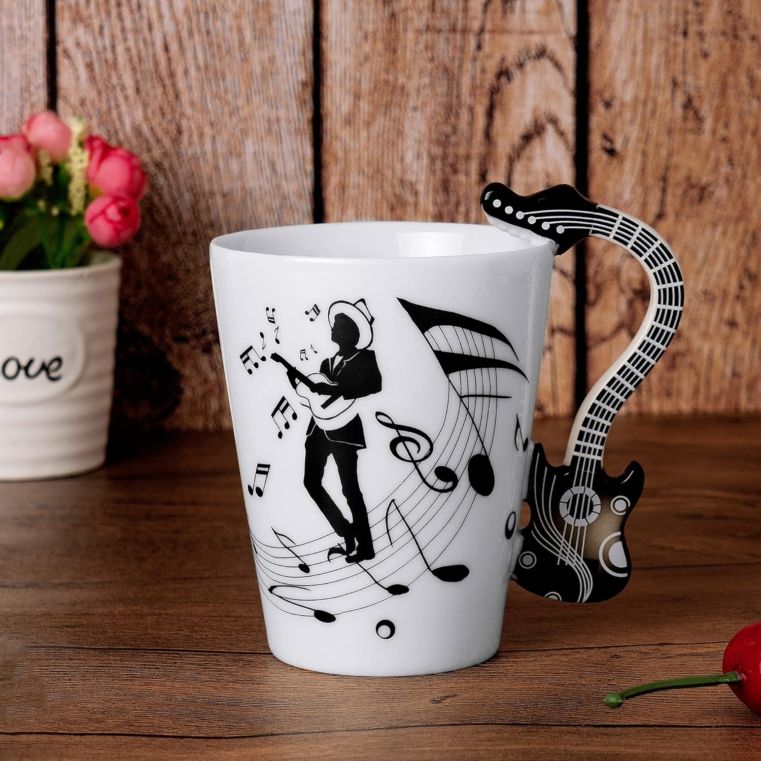 LanHong – Taza de guitarra con diseño de notas musicales de 13.5 onzas, taza de café, té, leche, taza de cerámica, regalo para un amigo (color negro)