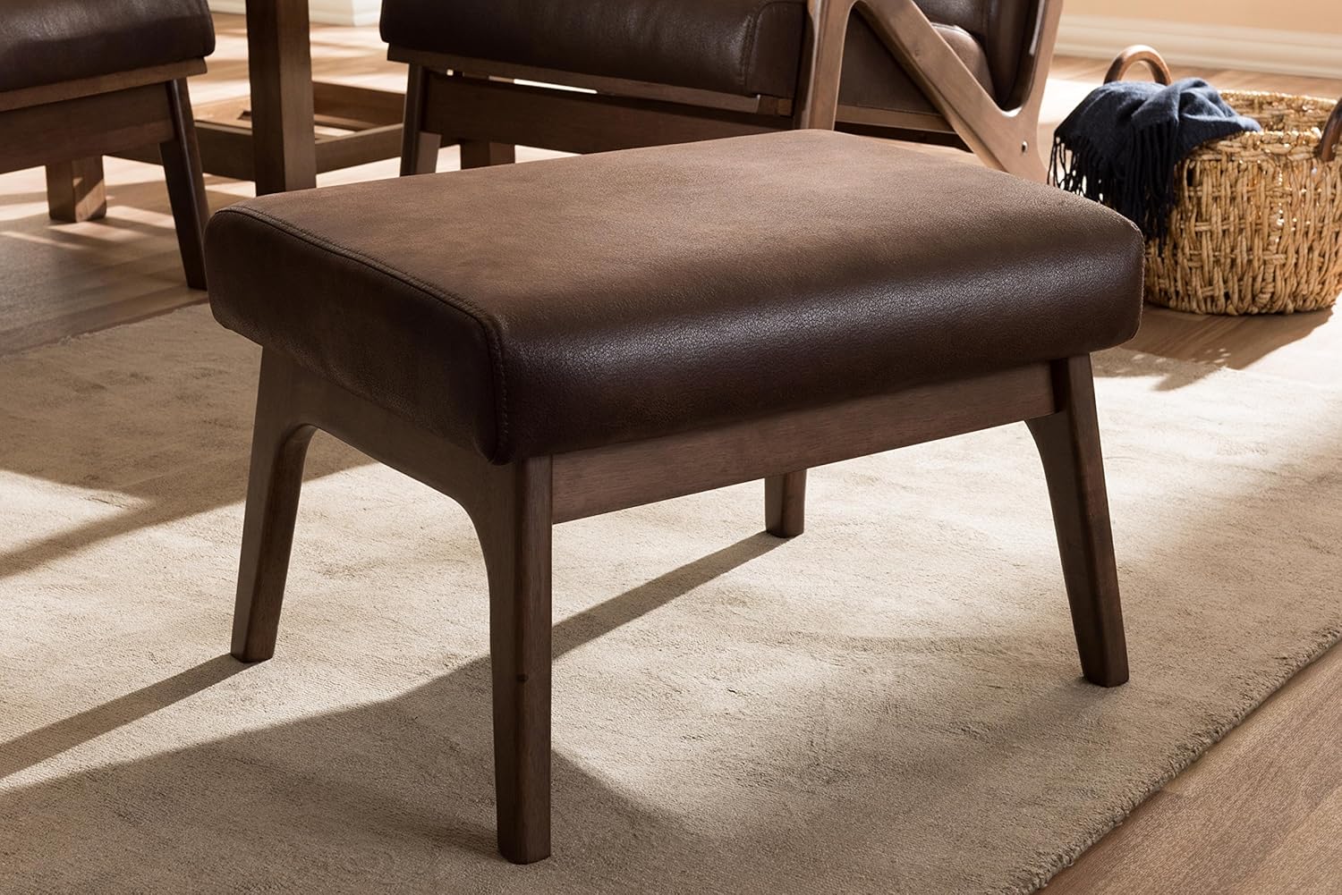 Baxton Studio Birk Mid-Century – Otomana moderna de piel sintética envejecida de madera de nogal, color marrón oscuro