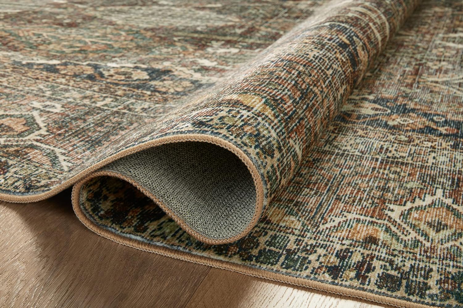 Loloi Magnolia Home by Joanna Gaines x Loloi Banks Collection – Alfombra lavable a máquina, BAN-05 Spice  Azul, 2 pies 6 pulgadas x 7 pies 6