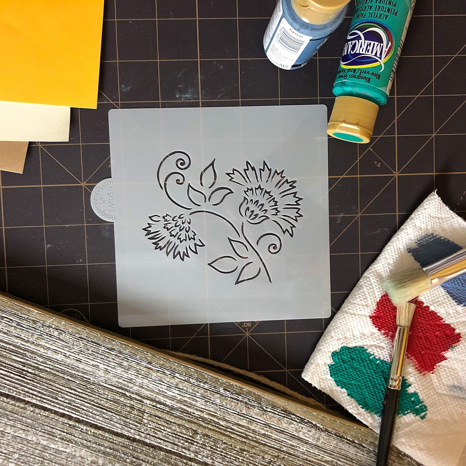 Plantilla de galletas y manualidades de diseño de cardo con pinceladas de flores