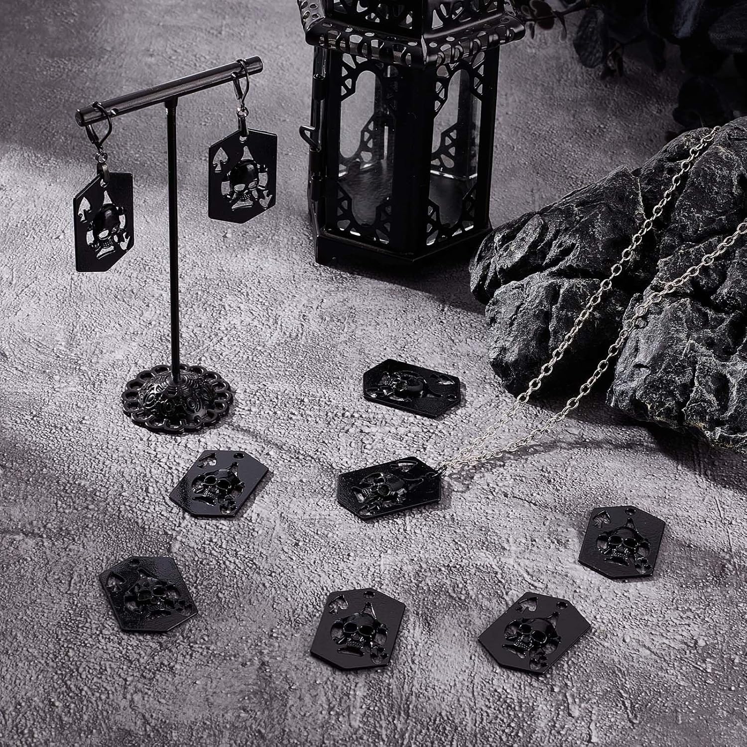 SUNNYCLUE 1 caja de 30 dijes negros de estilo gótico de Halloween, diseño de calavera, cabeza de esqueleto, póker, as de espadas, cartas huecas de