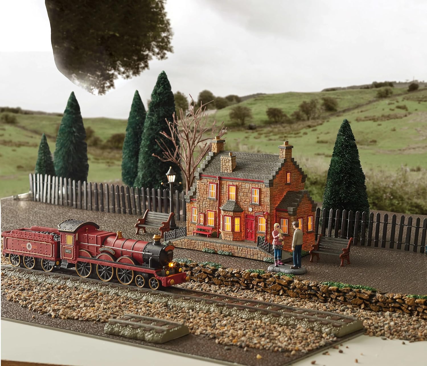 Department 56 Harry Potter Village Hogsmeade Station – Edificio iluminado, 7 pulgadas, multicolor