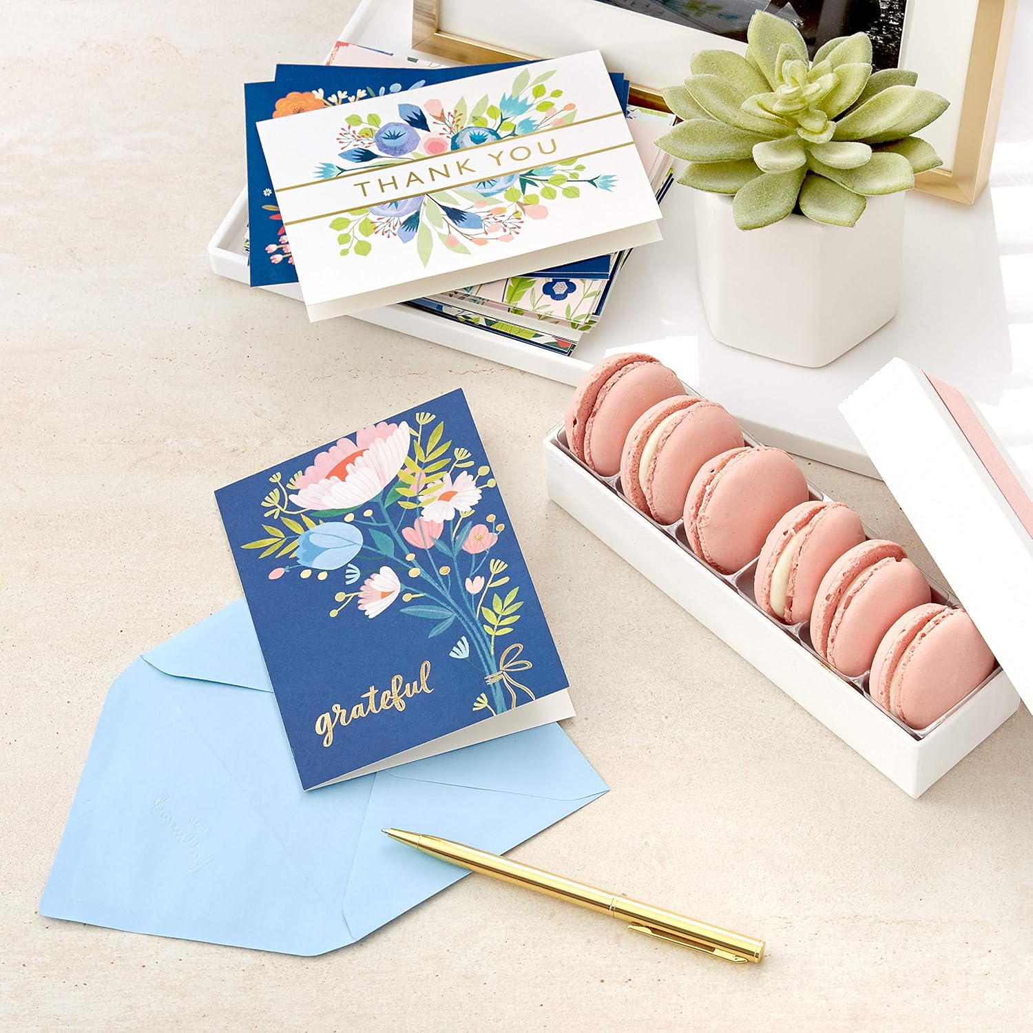 Hallmark Surtido de tarjetas de agradecimiento, flores de arte popular (36 notas de agradecimiento con sobres)