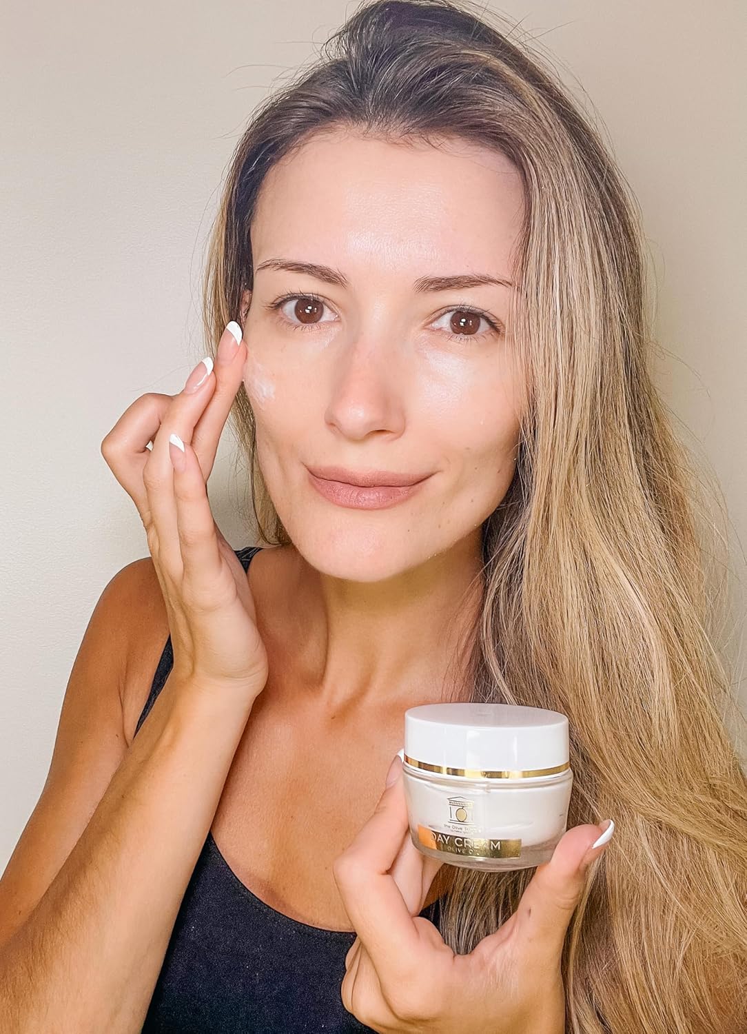 Crema de día antienvejecimiento, enriquecida con aceite de oliva, argán, polifenoles de jugo de uva y ácido hialurónico reticulado, une el agua 50