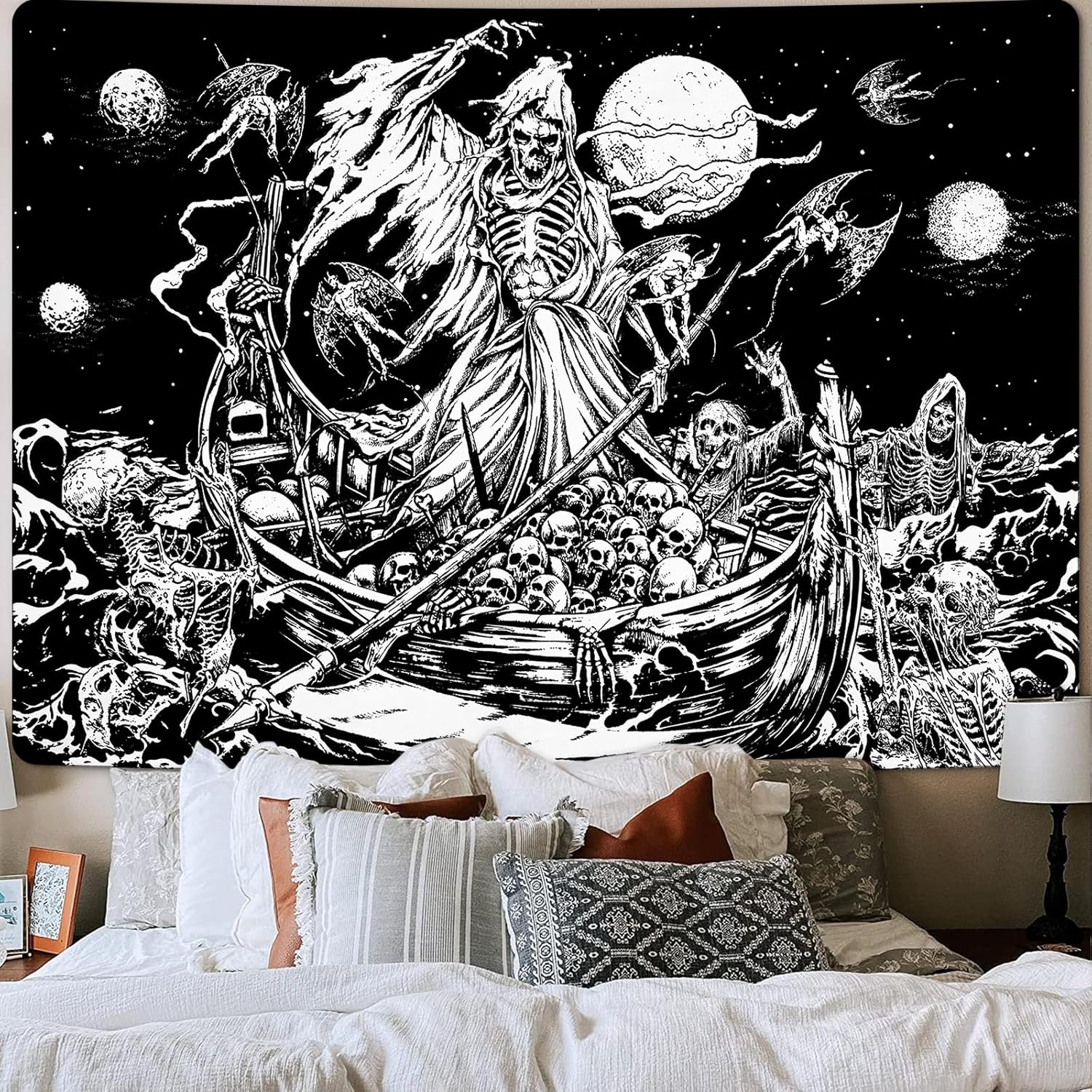 Krelymics Tapiz de calavera de terror, murciélago de terror, tapiz de barco de remo en blanco y negro, tapiz de esqueleto, tapiz gótico, tapiz