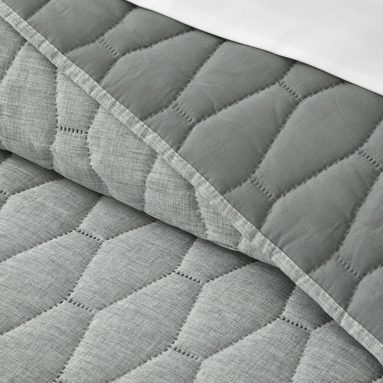 Chic Home Nyla – Juego de edredón de 3 piezas tamaño Queen, colcha contemporánea con patrón geométrico hexagonal con 2 fundas de almohada, color gris