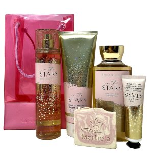 Bath & Body Works In The Stars – Juego de bolsas de regalo, niebla, crema corporal, gel de ducha y crema de manos con un jabón de muestra de sales Bath & Body Works In The Stars – Juego de bolsas de regalo, niebla, crema corporal, gel de ducha y crema de manos con un jabón de muestra de sales