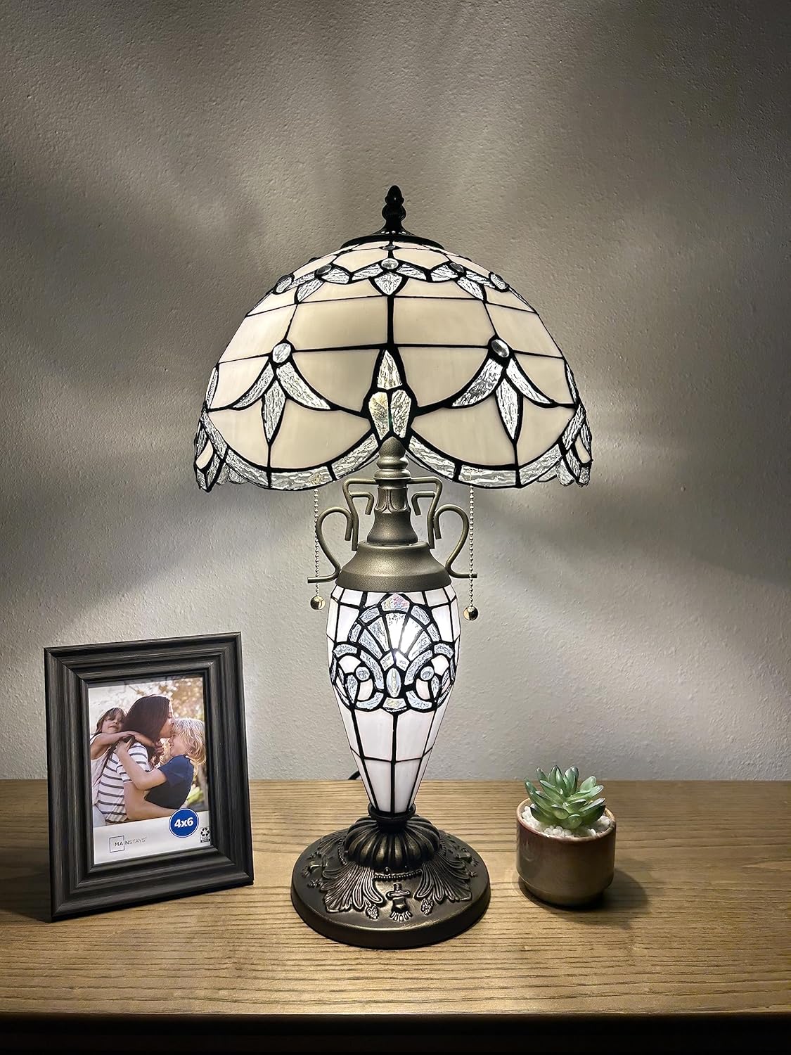 Tiffany – Lámpara de mesa blanca con pantalla y base de vitral, estilo barroco, bombillas LED color lavanda incluidas para sala de estar,