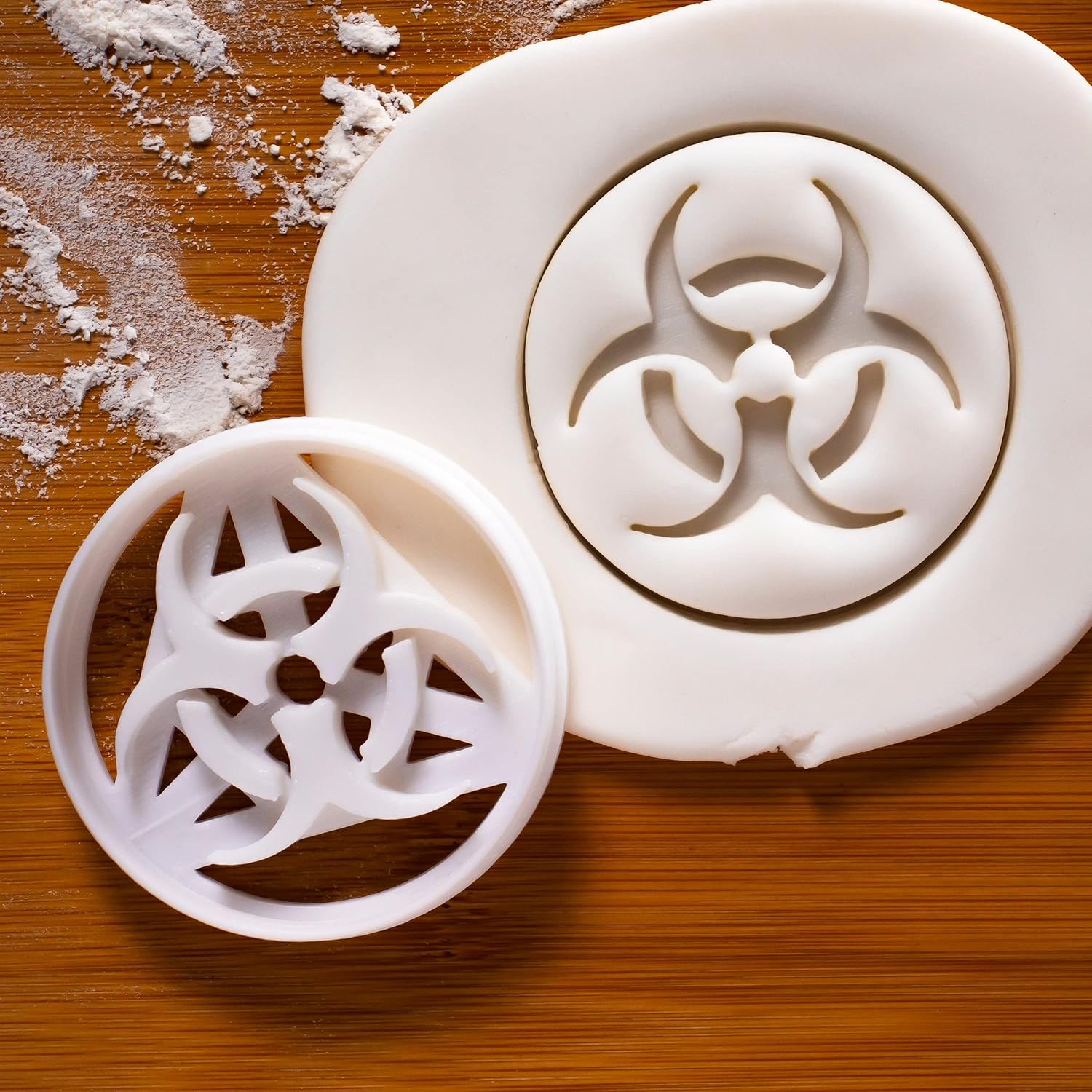 Juego de 4 cortadores de galletas con símbolos científicos (diseños átomo, riesgo biológico, radiación y símbolo tóxico), 4 piezas – Bakerlogy