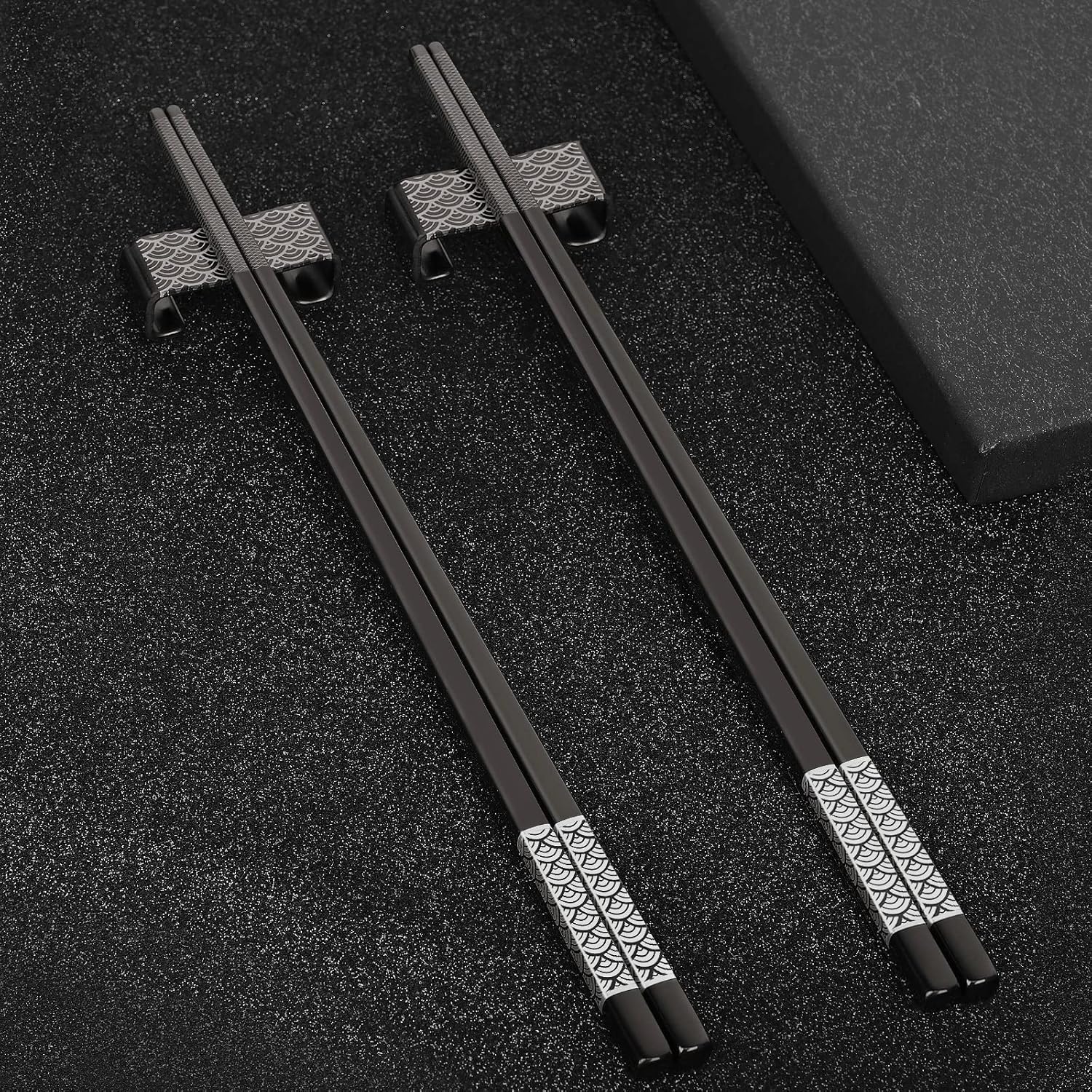 Palillos de metal reutilizables, 2 pares de palillos chapados en titanio, acero inoxidable 188 con soporte, aptos para lavavajillas, ligeros, estilo