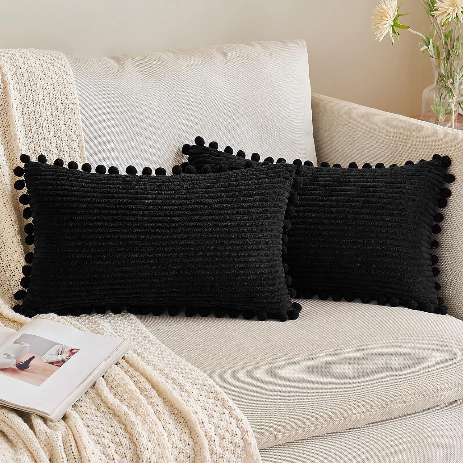 Paquete de 2 fundas de almohada decorativas bohemias negras con pompones de 12 x 20 pulgadas, fundas de cojín de pana lindas y suaves para cama,
