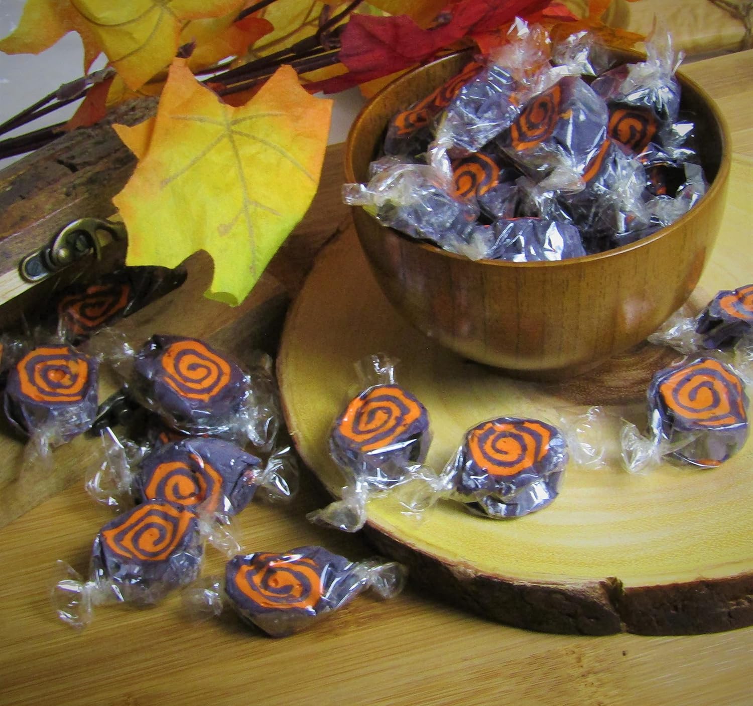 It’s Delish – Caramelos masticables de crema negra y naranja para Halloween, bolsa a granel de 4 onzas, envuelto individualmente, suave y gourmet –