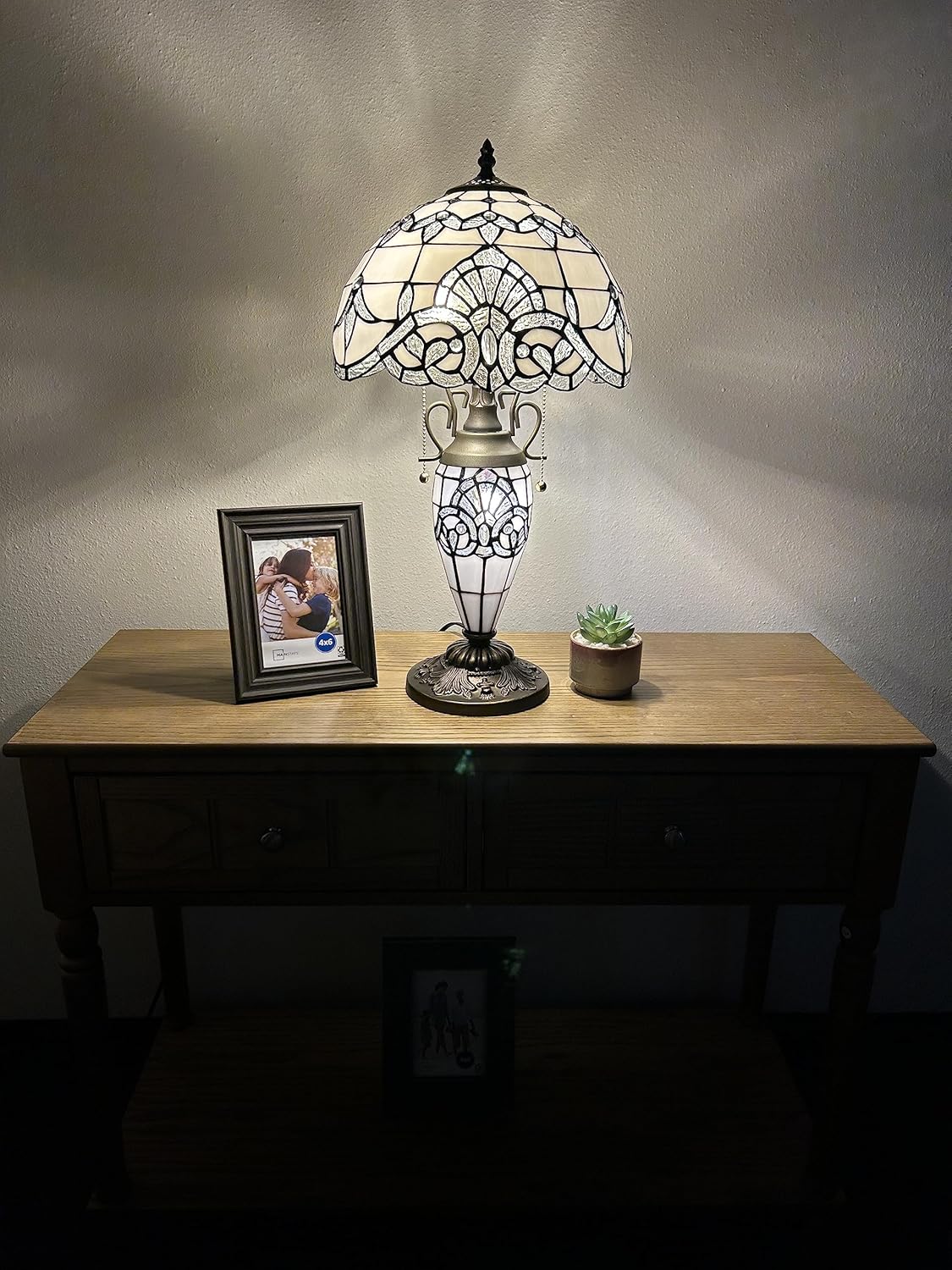 Tiffany – Lámpara de mesa blanca con pantalla y base de vitral, estilo barroco, bombillas LED color lavanda incluidas para sala de estar,