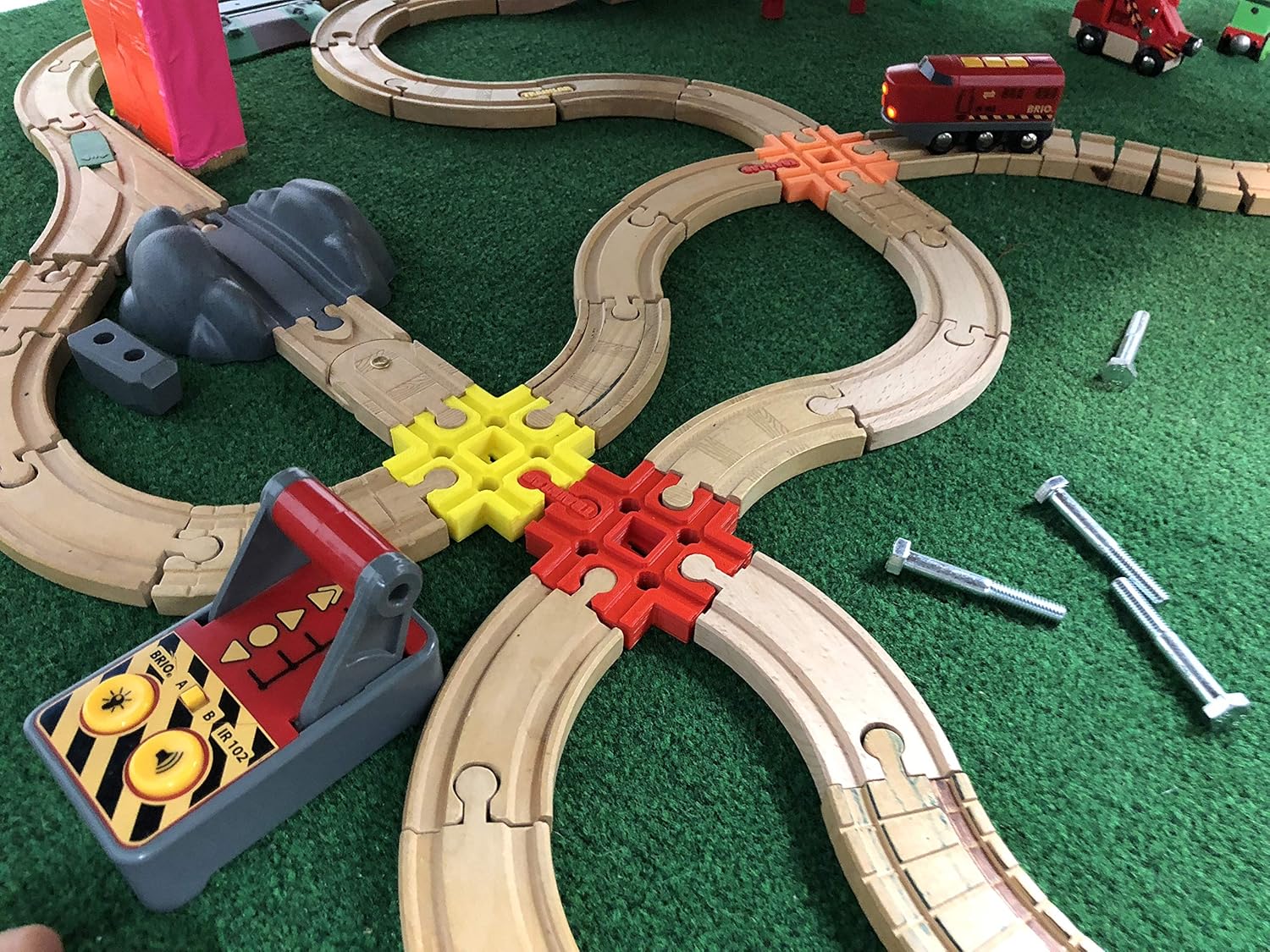 Conector de pista cruzada con huesos de perro para ferrocarril de madera (rojo)