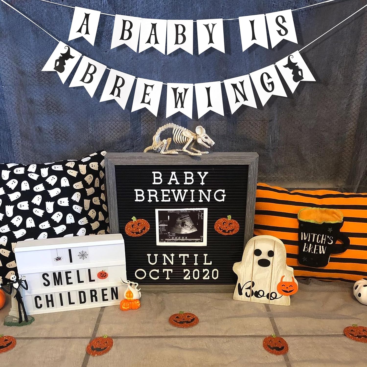 Pancarta sorpresa de fiesta con texto en inglés “A Baby is Brewing”, revelación de género para decoración de Halloween, baby shower, revelación de