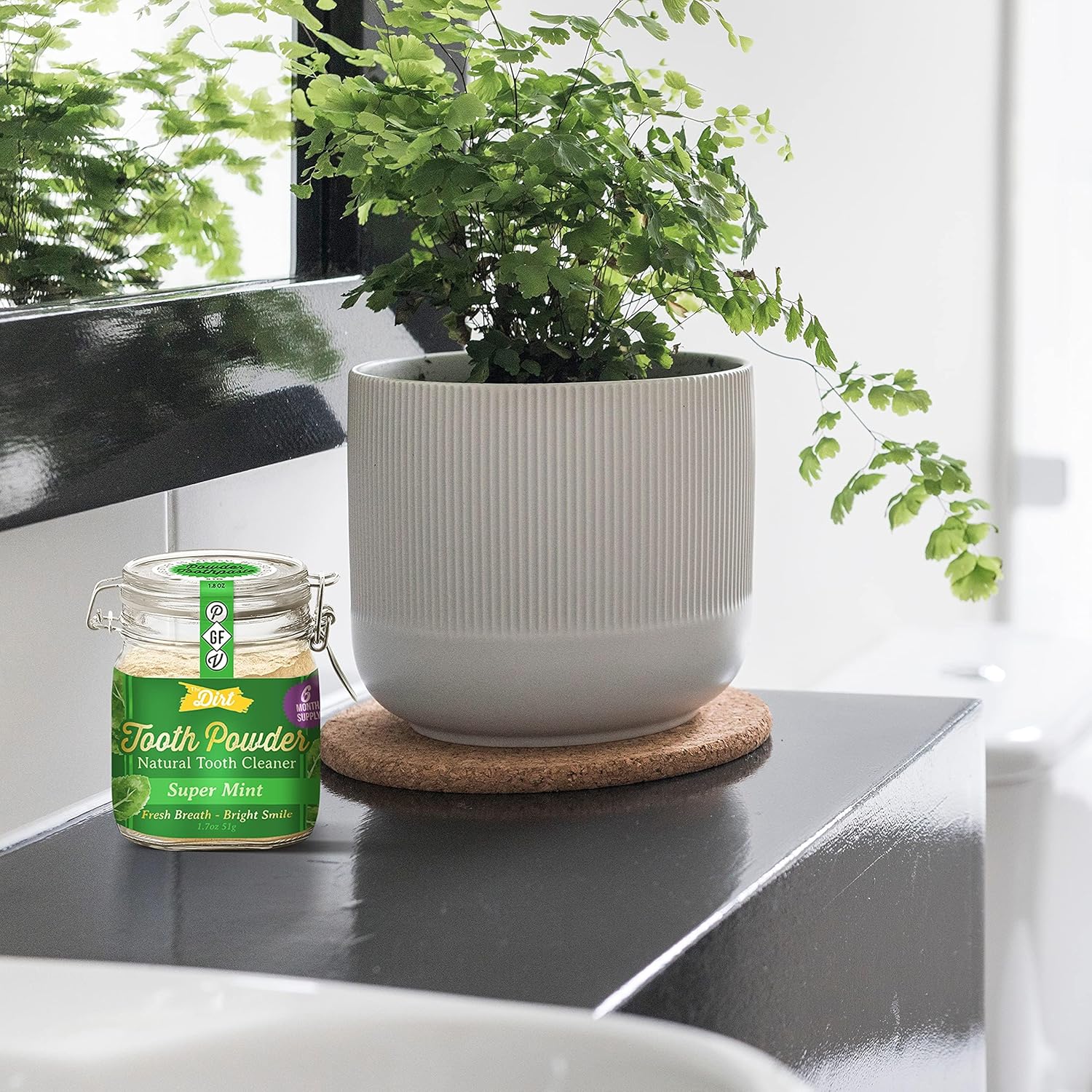 The Dirt – Polvo de dientes, hierbas, aceites esenciales y polvo de dientes de arcilla de bentonita, alternativa a pasta de dientes natural sin