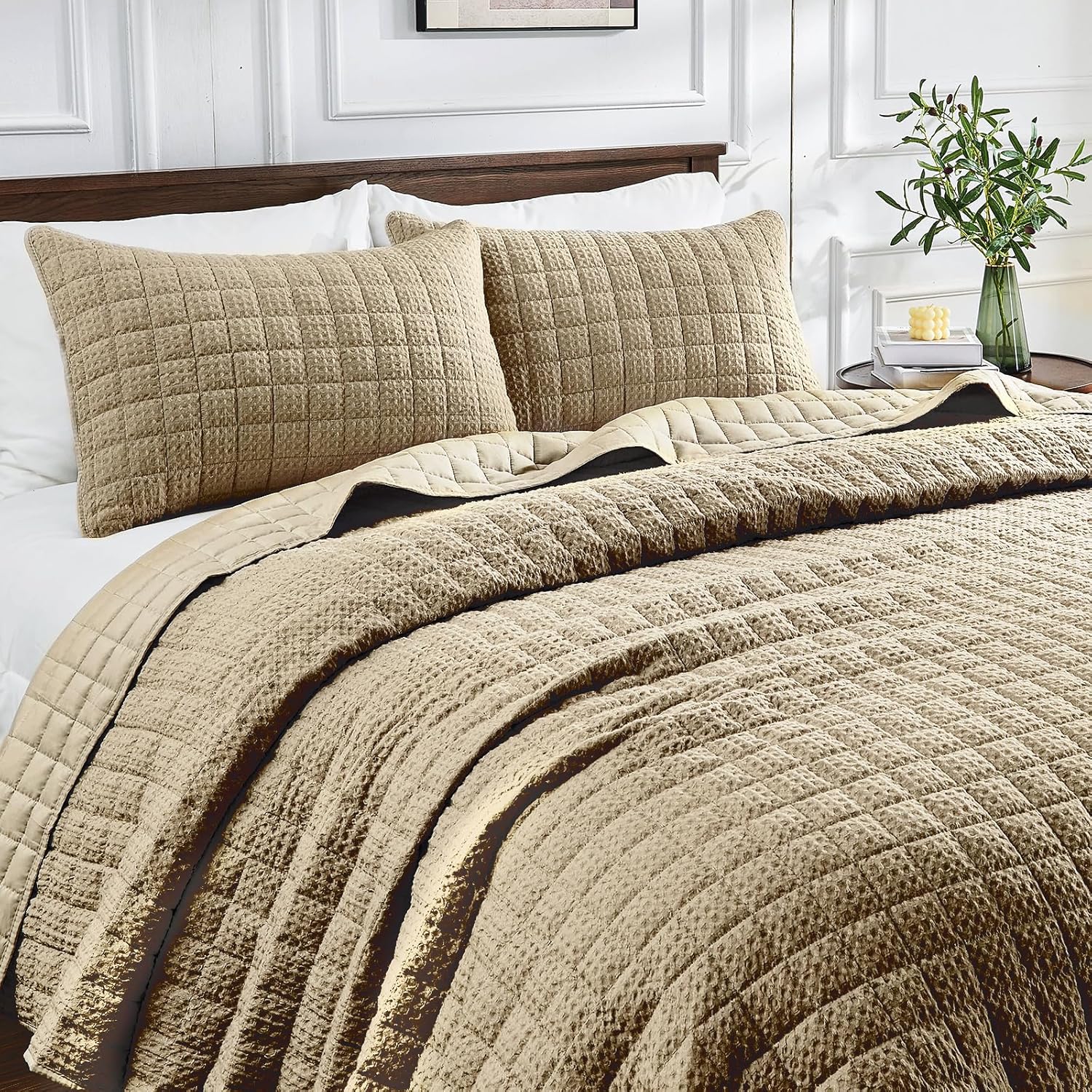 Qucover Juego de ropa de cama de tamaño King de gran tamaño, edredón de gofre beige tamaño King, colcha de colcha marrón topo, 3 piezas, manta