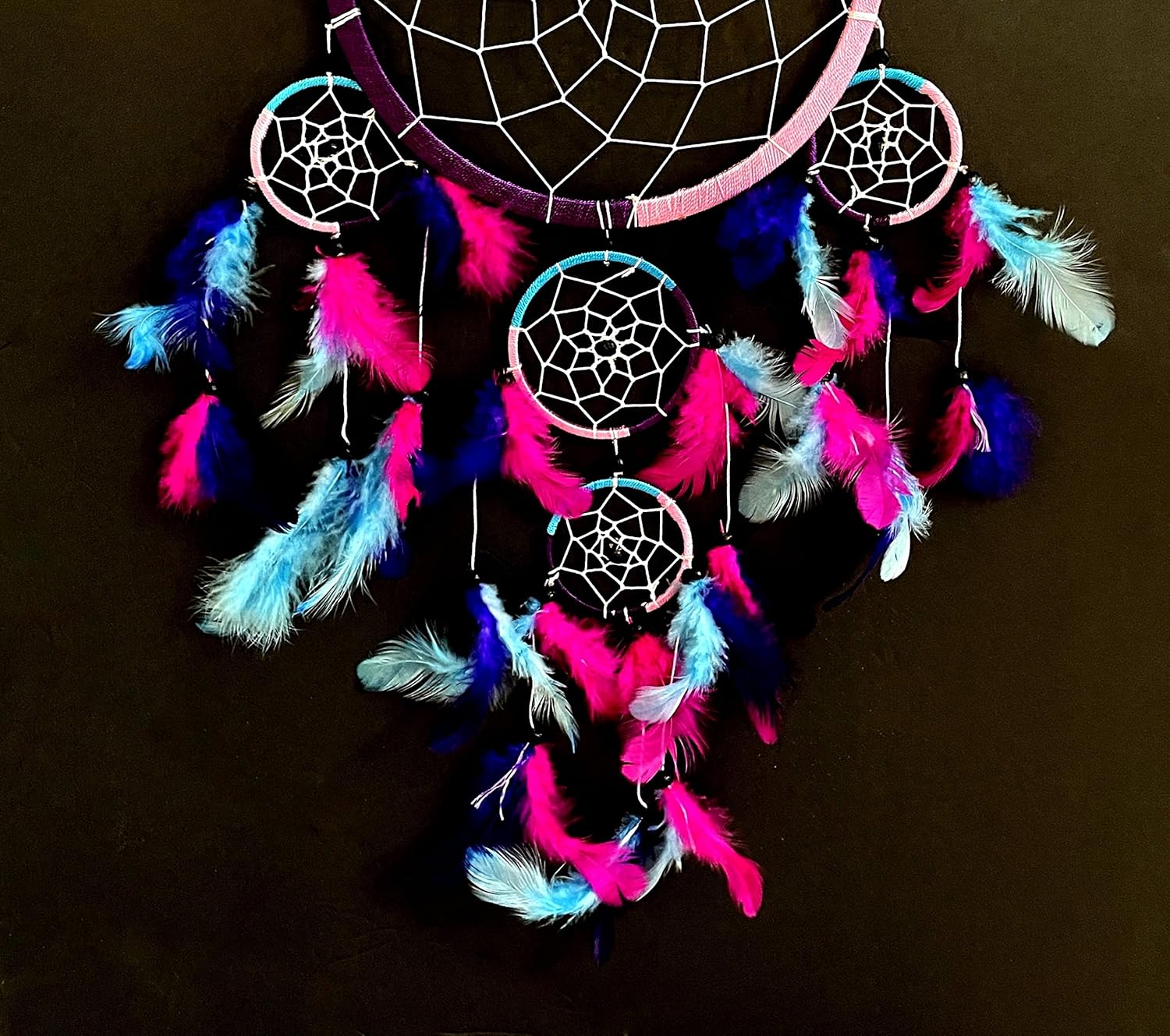 OMA Dream Catcher – Colores tradicionales de teñido anudado turquesa, rosa y morado plumas, 8.5 pulgadas de diámetro y 30 pulgadas de largo (teñido