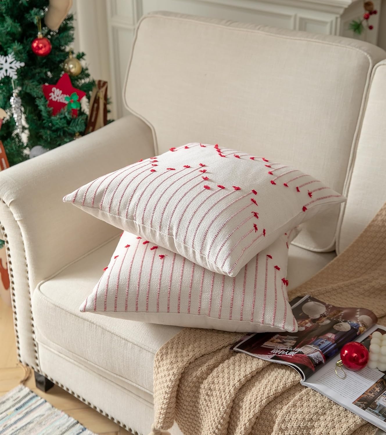 Caflife Juego de 2 fundas de almohada bohemias de Navidad de 20 x 20 pulgadas, fundas de almohada decorativas de Navidad color beige con línea roja
