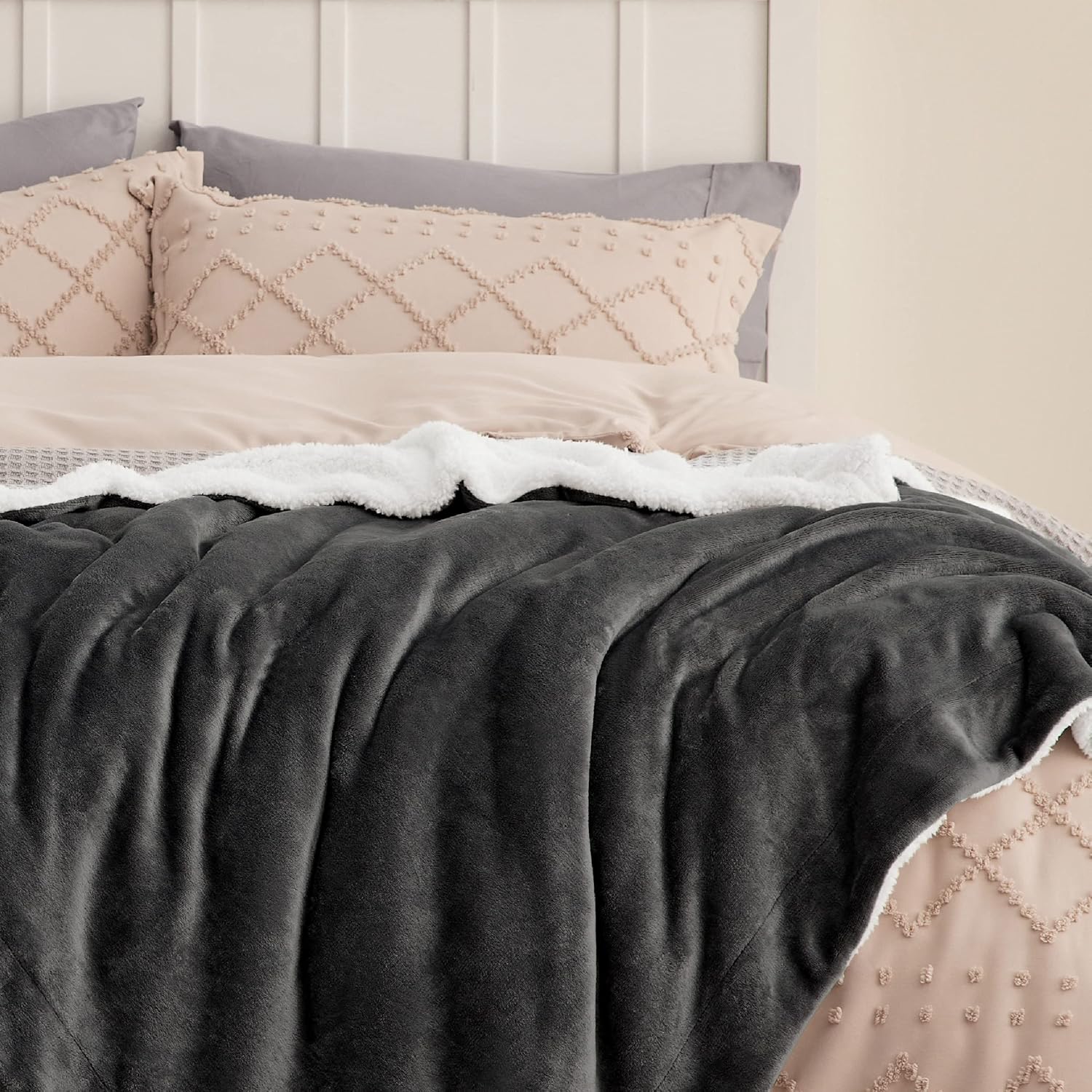 Bedsure Mantas de tamaño Queen de vellón sherpa para la cama, manta gruesa y cálida para el invierno, suave y mullida, para el otoño, color carbón,