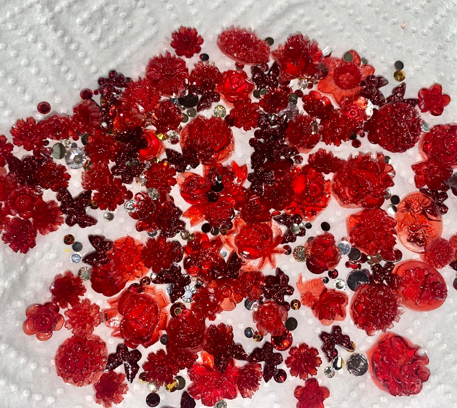 Abalorios acrílicos surtidos de flores, múltiples formas, flores, mariposa, lazo, 3D, dijes de uñas huecas, perlas huecas (rojo)