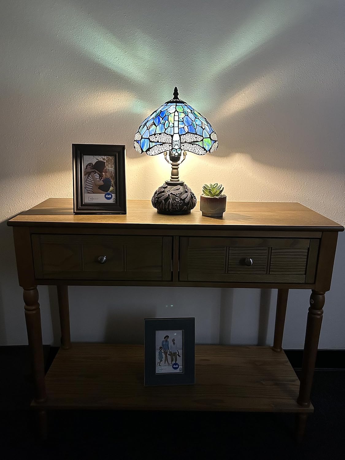 Tiffany Lámpara de mesa con diseño de libélula azul, bombilla LED con vitral, incluye base de libélula para sala de estar, dormitorio, mesita de