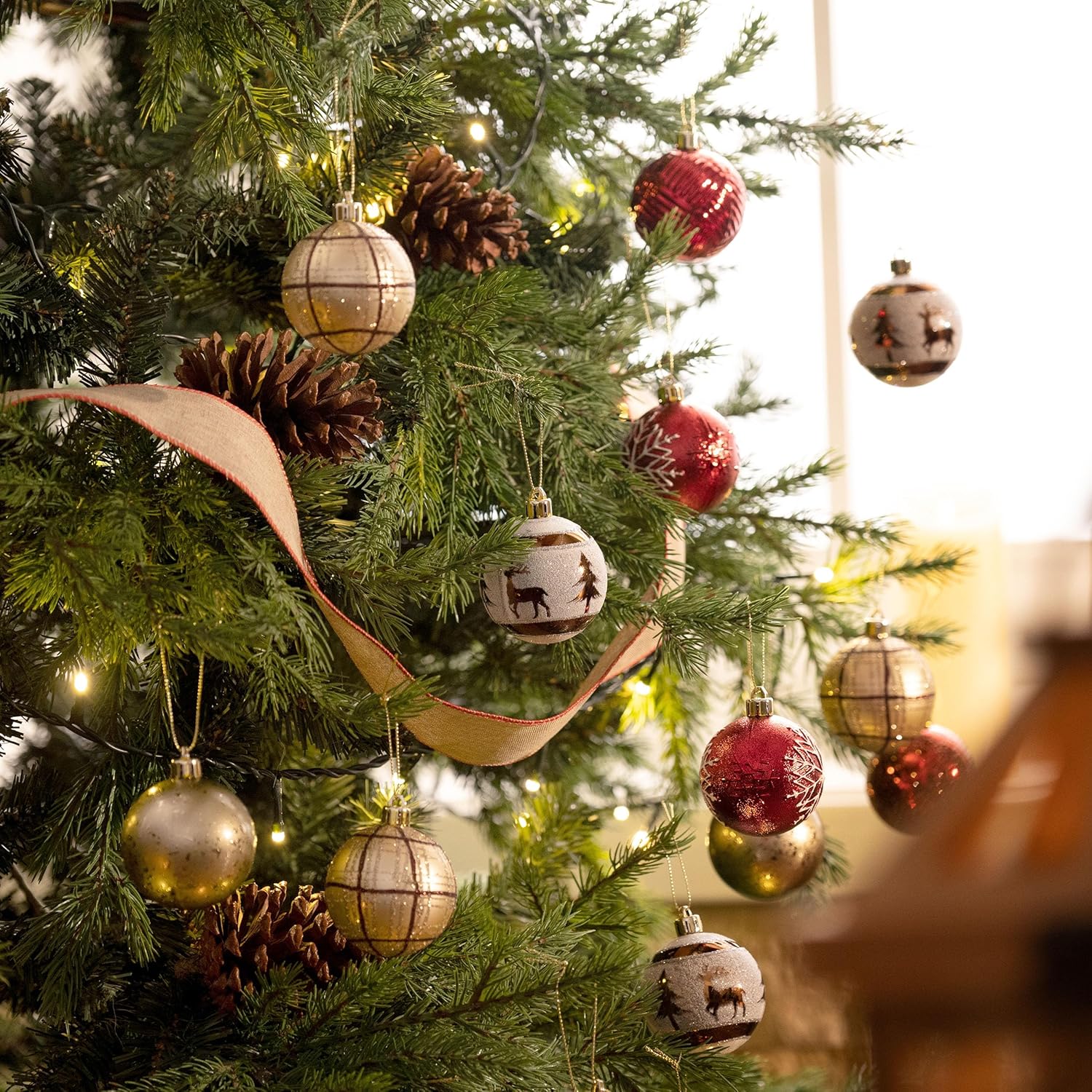 Valery Madelyn Adornos de bola de Navidad, juego de decoración de árbol de Navidad inastillable de cobre rojo y blanco de 16 quilates, adornos
