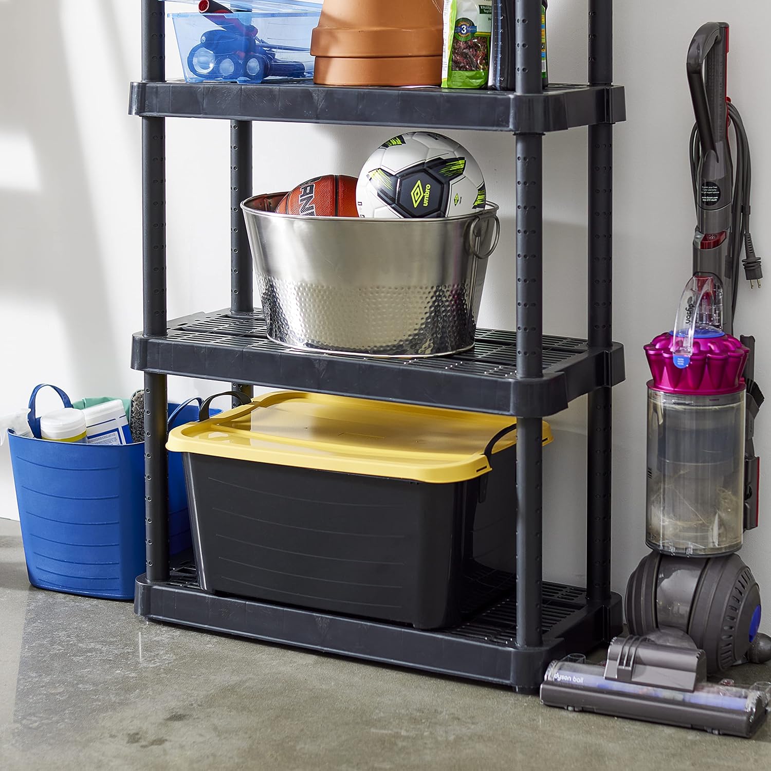 Life Story – Contenedor apilable de plástico de 55 cuartos de galón con tapa y asas para organización de cochera en el hogar, color negro y amarillo