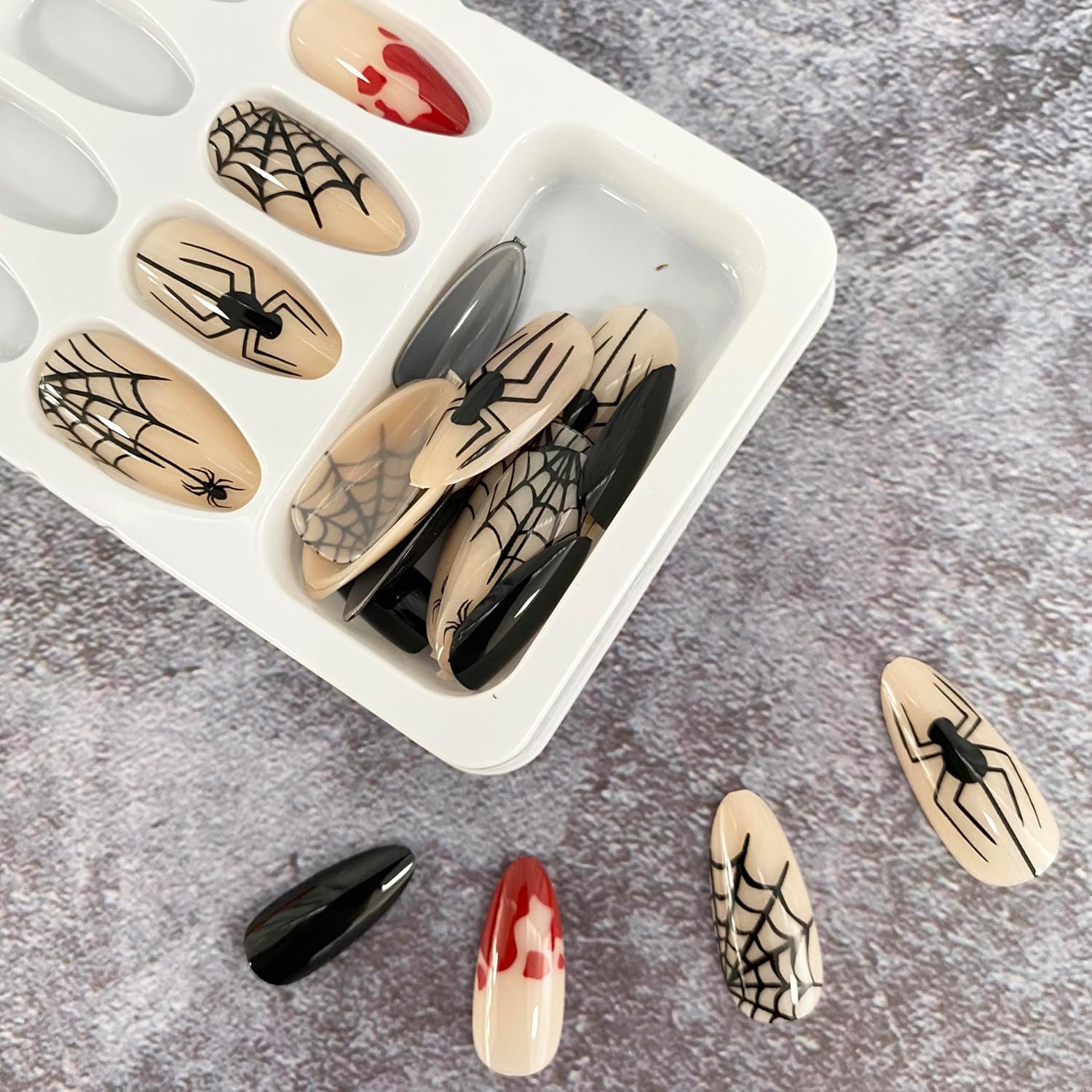 24 uñas postizas de Halloween a presión de almendra, medianas, diseño de telaraña, diseño de gotas de sangre, pegamento acrílico, cobertura