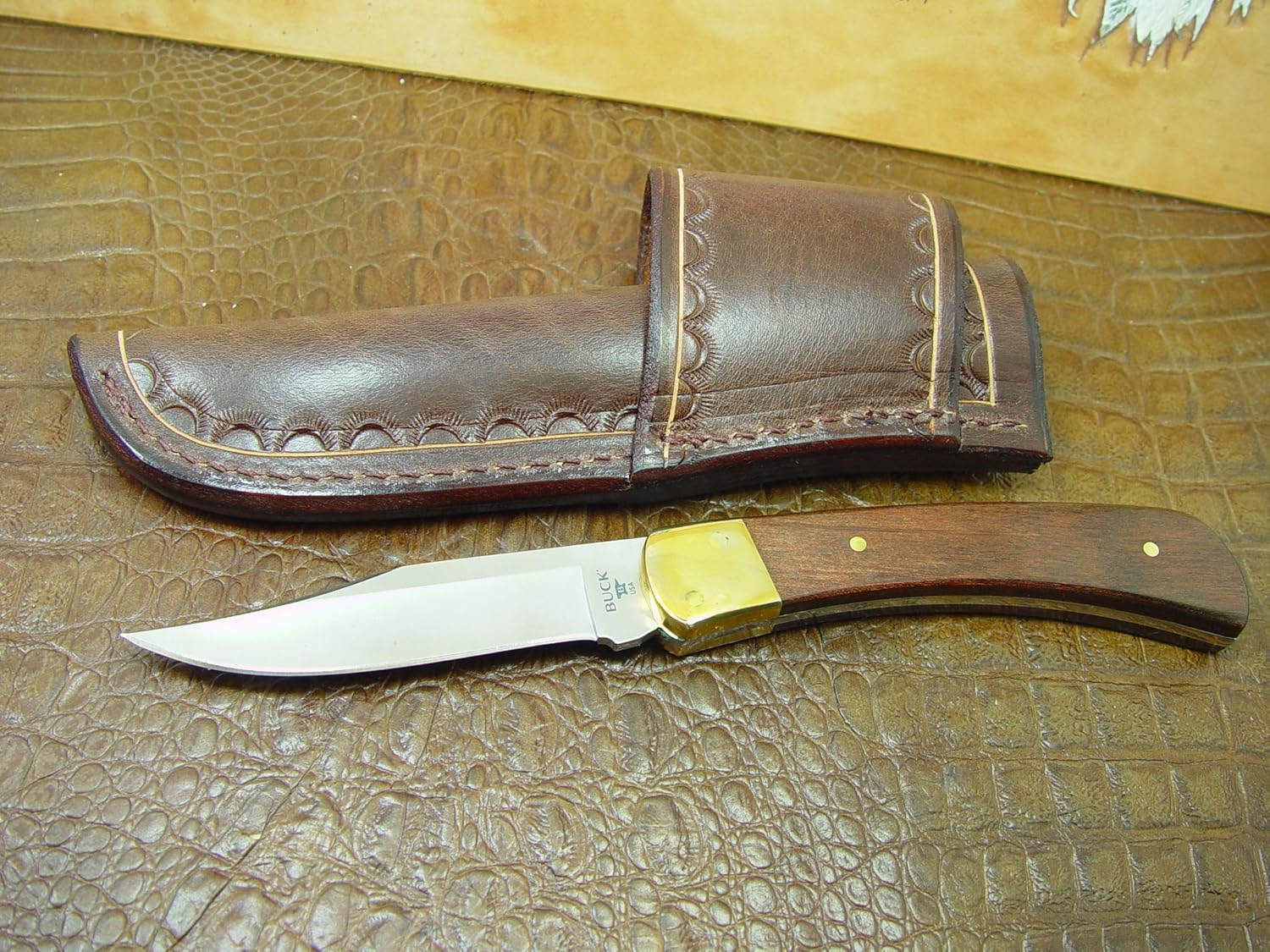Funda cruzada personalizada para un cuchillo de cuchilla.