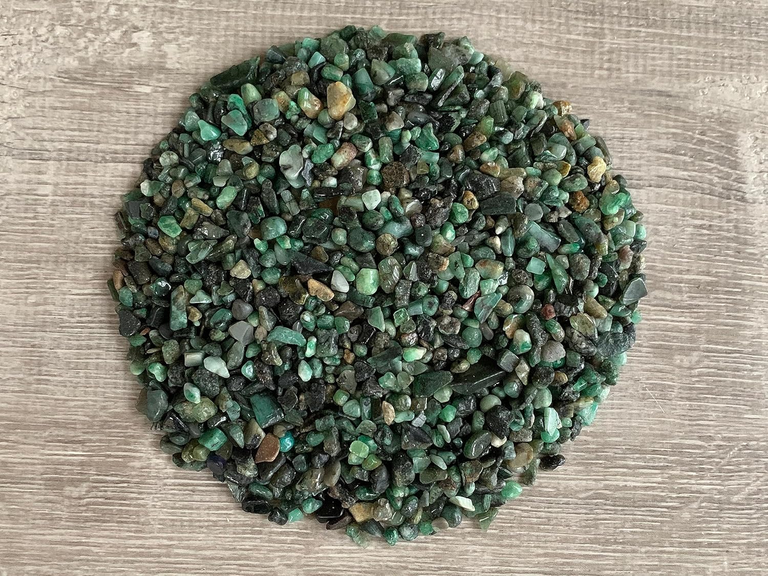 Chips de piedras preciosas semiesmeralda naturales de 0.5 libras, mini cristales triturados de esmeralda, chips de cristal sin perforar (esmeralda)