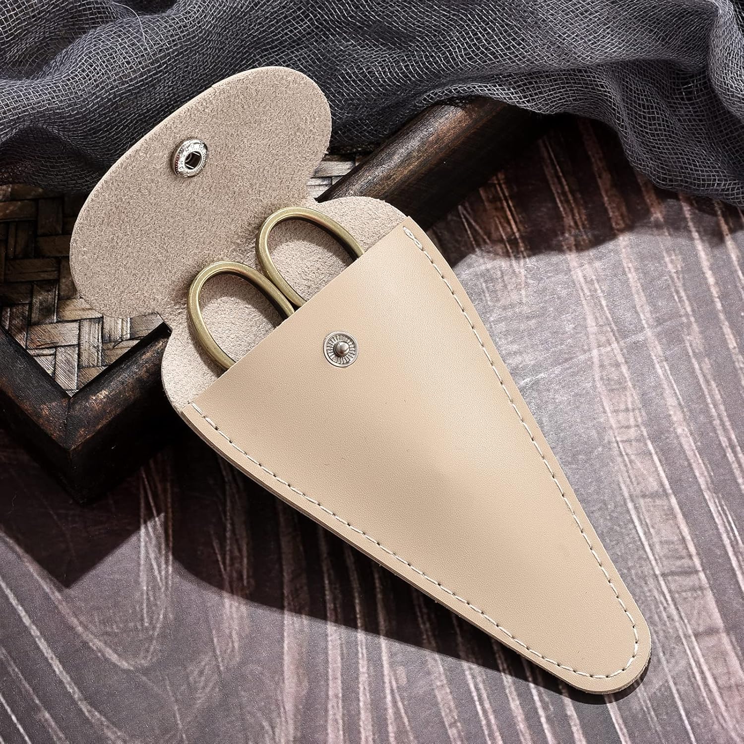 HITOPTY Tijeras pequeñas con detalles de precisión, tijeras de bordado vintage de punta afilada de 4.3 pulgadas, con funda para manualidades,