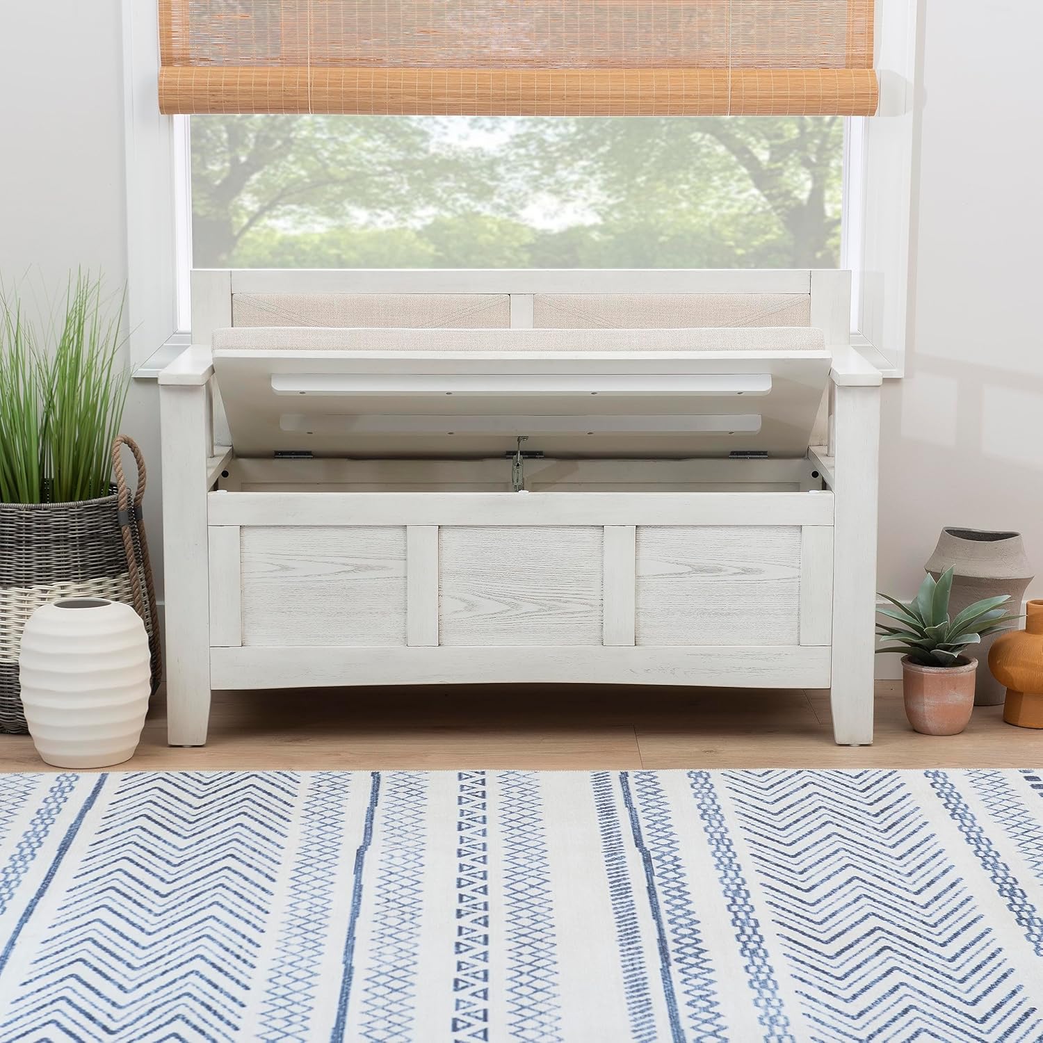 Linon Carlton – Banco de almacenamiento blanco con respaldo tapizado beige y asiento acolchado, gris ahumado