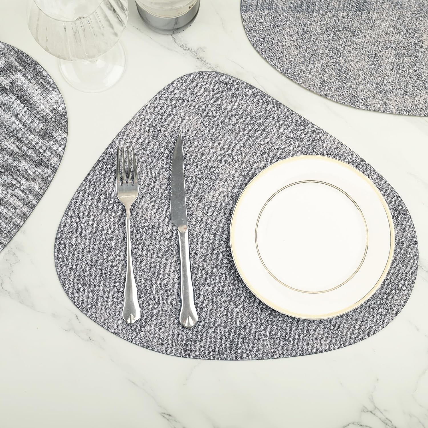 fanquare Juego de 6 manteles individuales de piel sintética color gris, lavables para mesa de comedor, 16.7 x 13.4 pulgadas, resistentes al calor,