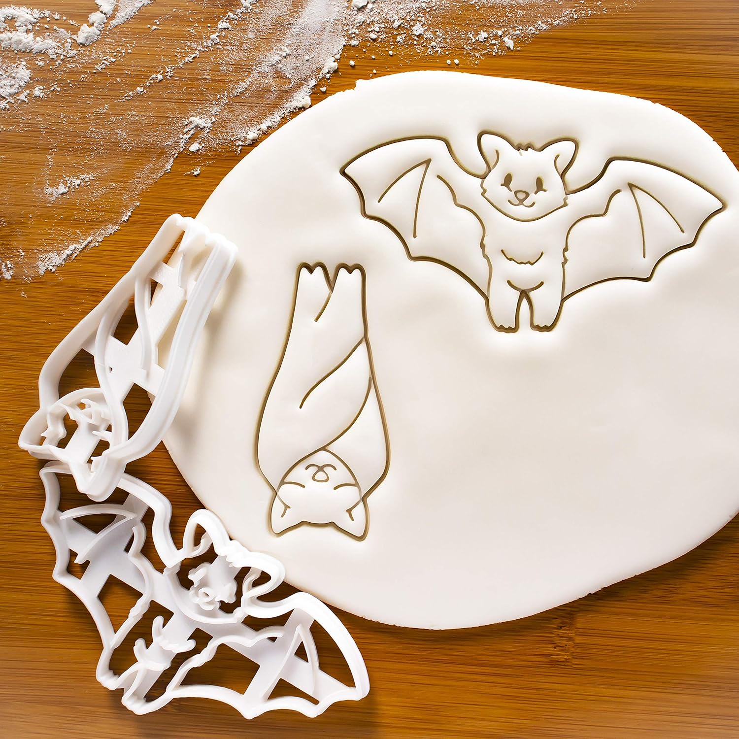 Juego de 2 cortadores de galletas de murciélago (diseños dormir y volar), 2 piezas – Bakerlogy