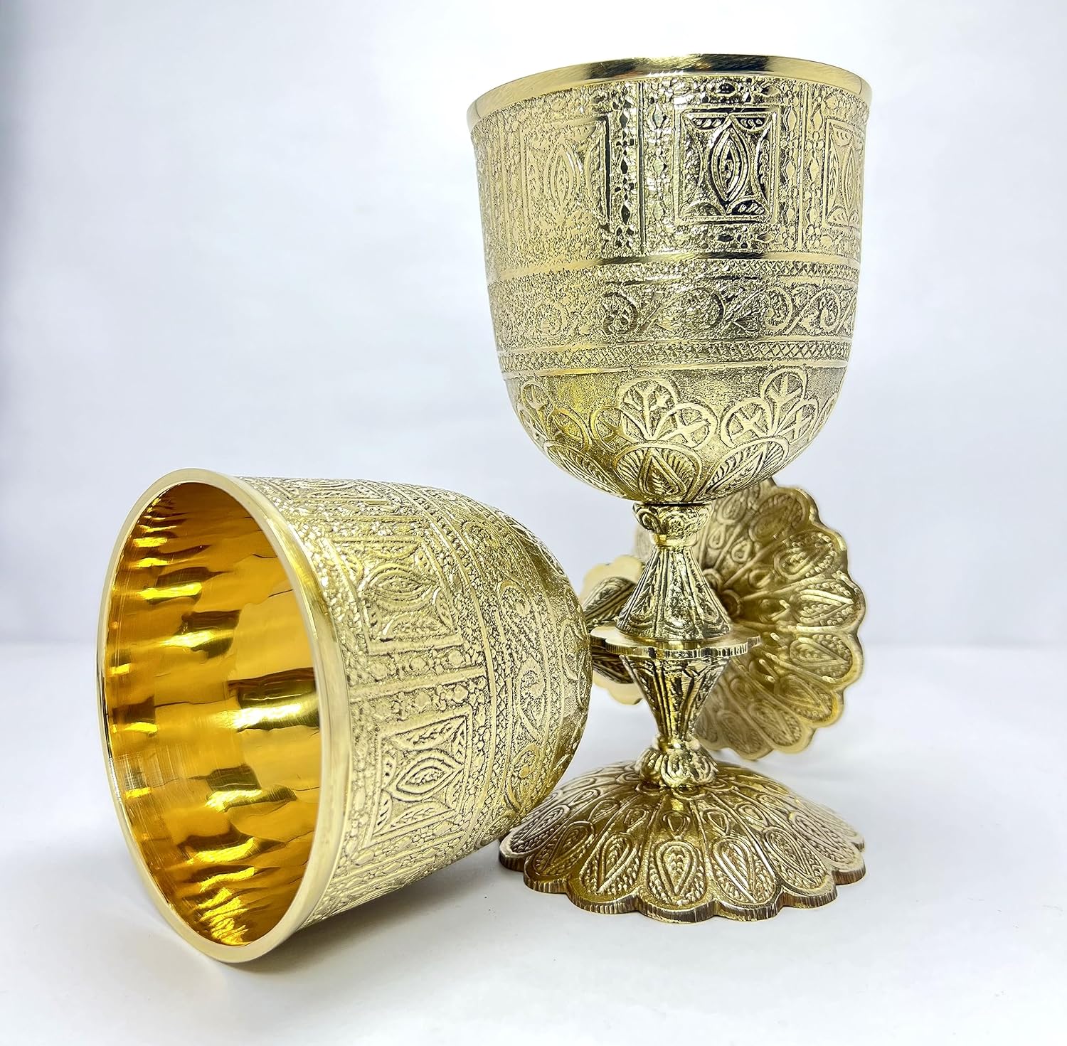 Morcomart Cáliz de latón brillante para bebidas de 10 onzas, vaso litúrgico ritual, copa de latón real, cáliz de boda de vino dorado, regalo para