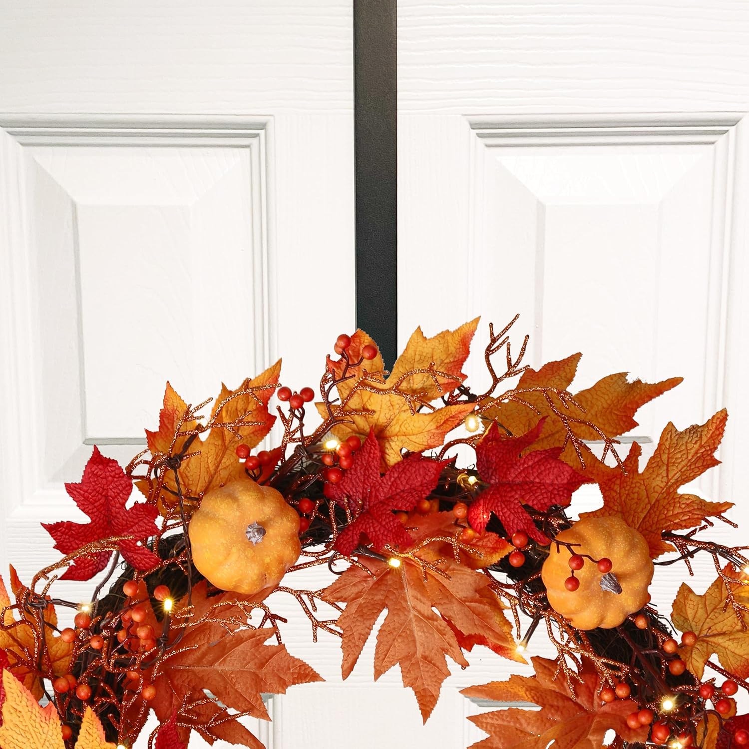 Haute Decor Colgador de corona de doble cara (negro mate)  Cuelga decoraciones en la parte delantera y trasera de tu puerta  Ganchos fuertes que