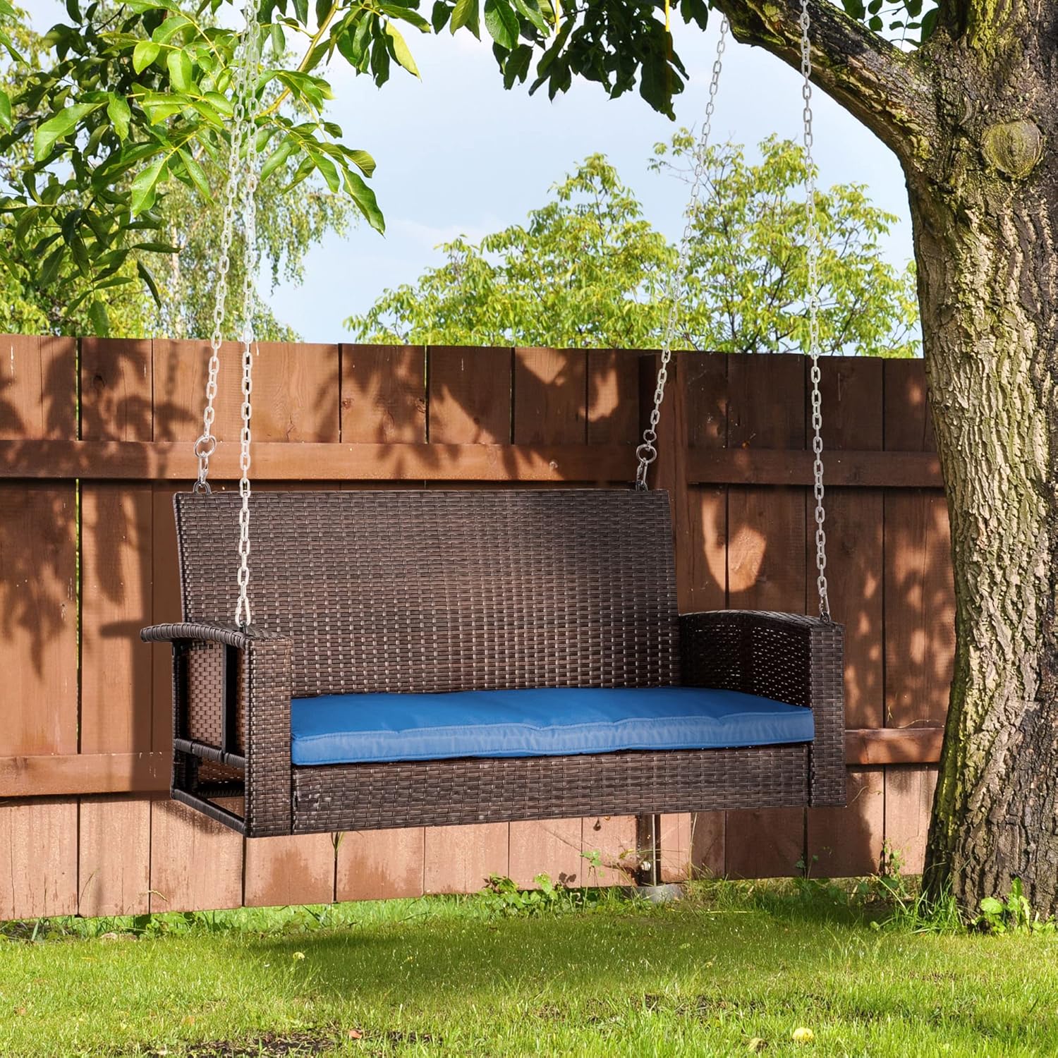Outsunny Banco colgante de mimbre para 2 personas, silla de columpio para porche delantero al aire libre con cojines, capacidad de peso para patio