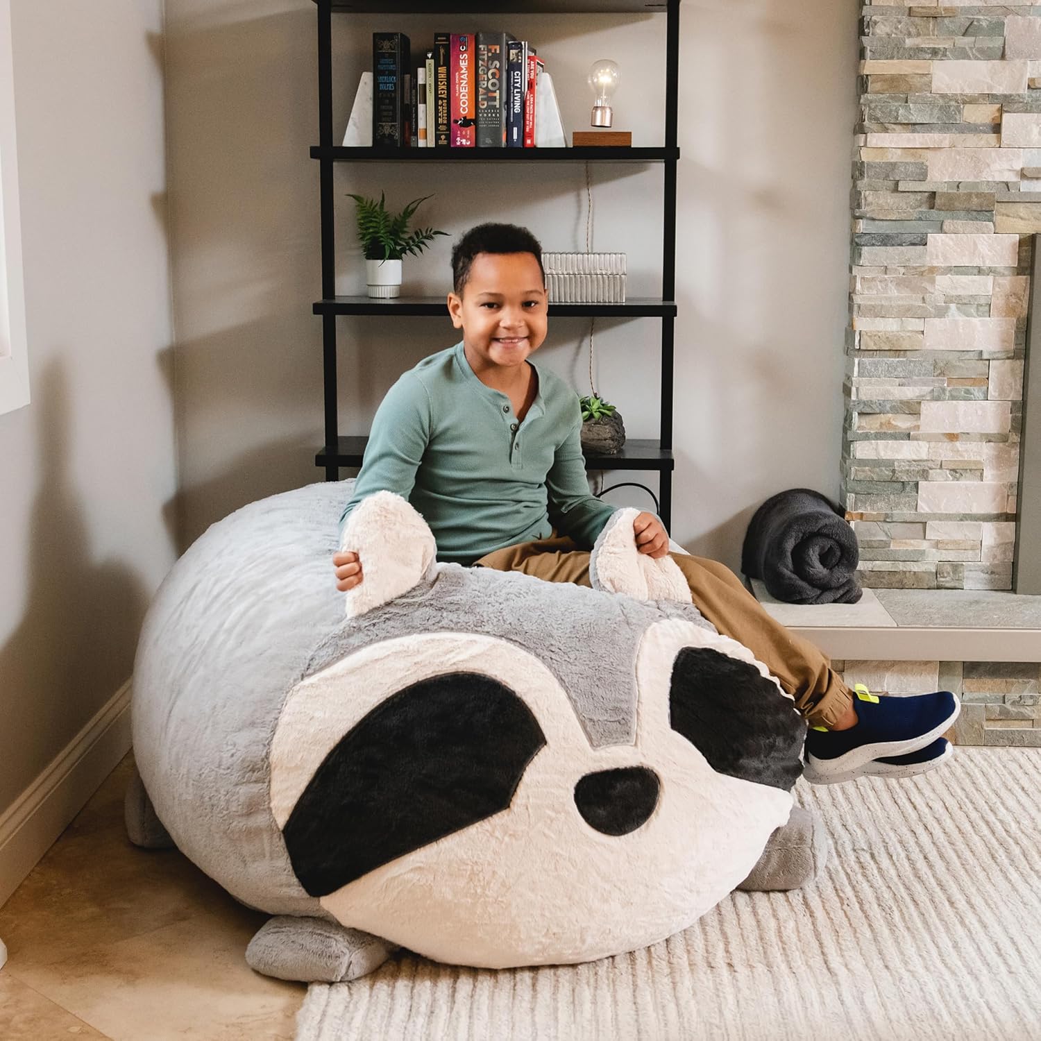 Big Joe Wild Things – Puf de animales relleno de espuma con funda extraíble, Rocky Raccoon Snugglepuff, piel sintética suave, 3 pies de grande