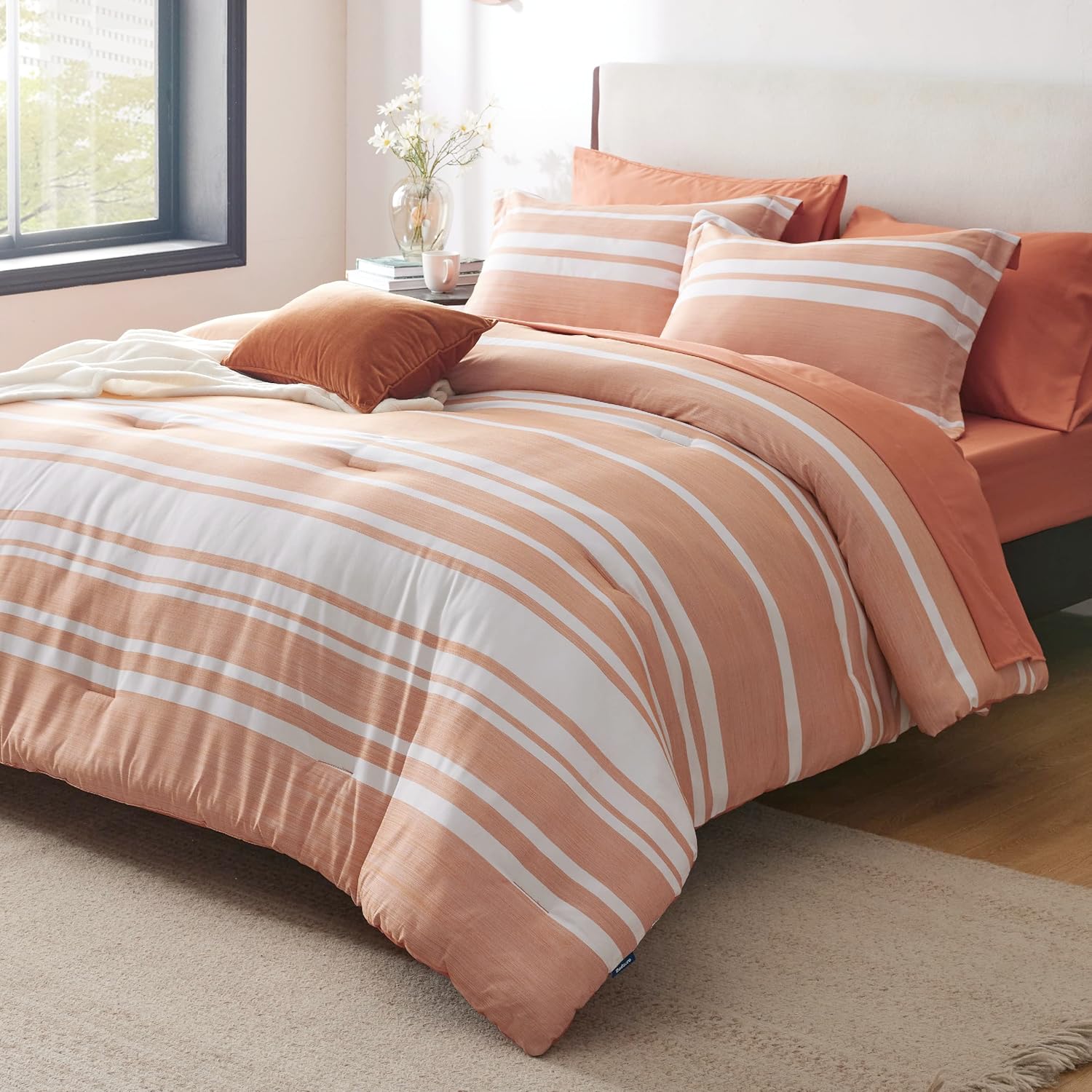 BEDSURE Bed in a Bag – Juego de edredón de 7 piezas a rayas color naranja quemado y blanco para todas las estaciones, 2 fundas de almohada, sábana
