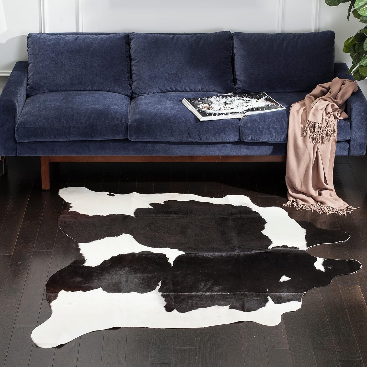 SAFAVIEH Cow Hide Collection – Alfombra decorativa de 4 pies 7 pulgadas x 5 pies 8 pulgadas, color negro y marrón, hecho a mano rústico de piel de
