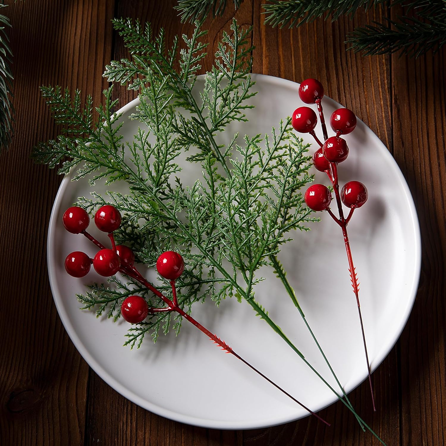 Watayo 50 ramas de pino artificiales de Navidad con 10 tallos artificiales de bayas rojas, ramas de hojas de pino de hoja perenne de bayas rojas,