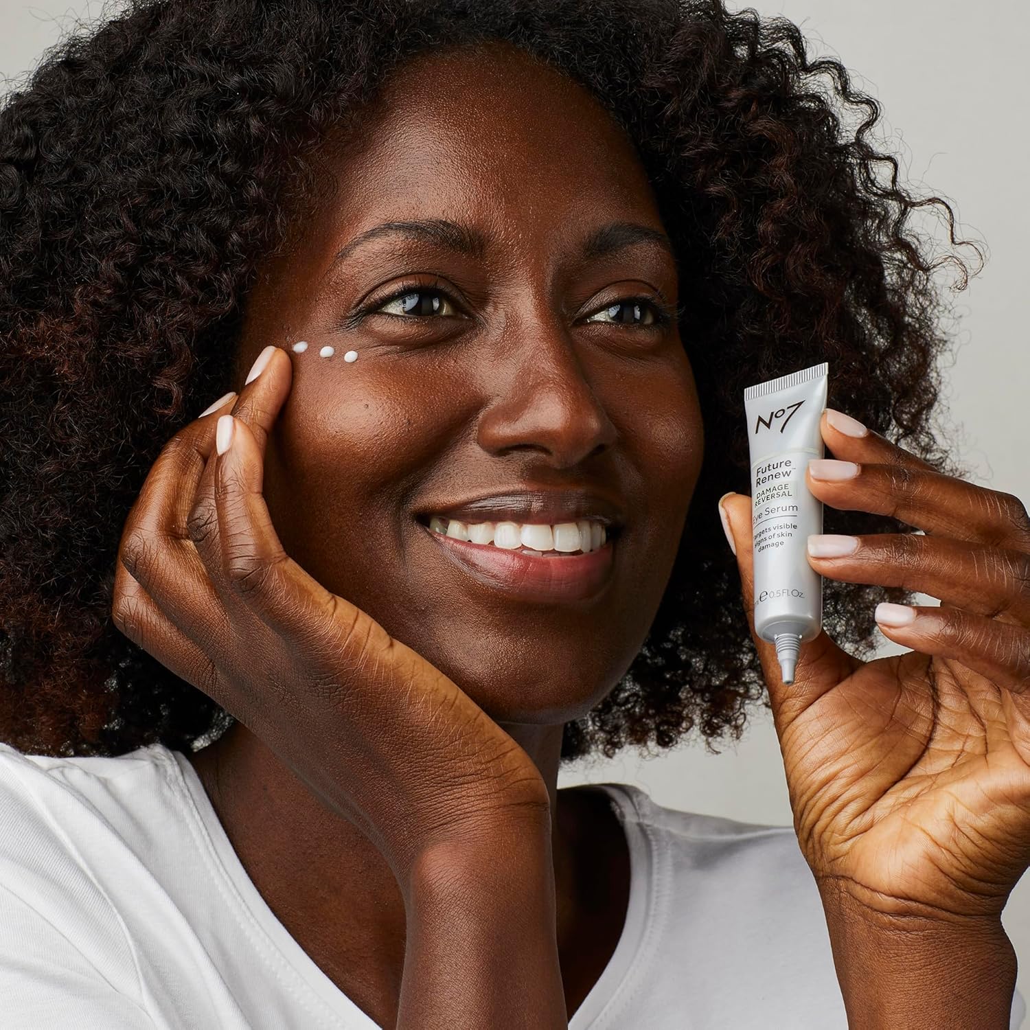 No7 Paquete Future Renew  Suero facial de reversión de daños (0.8 onzas líquidas) y suero para ojos (0.5 fl oz) para piel dañada y envejecida