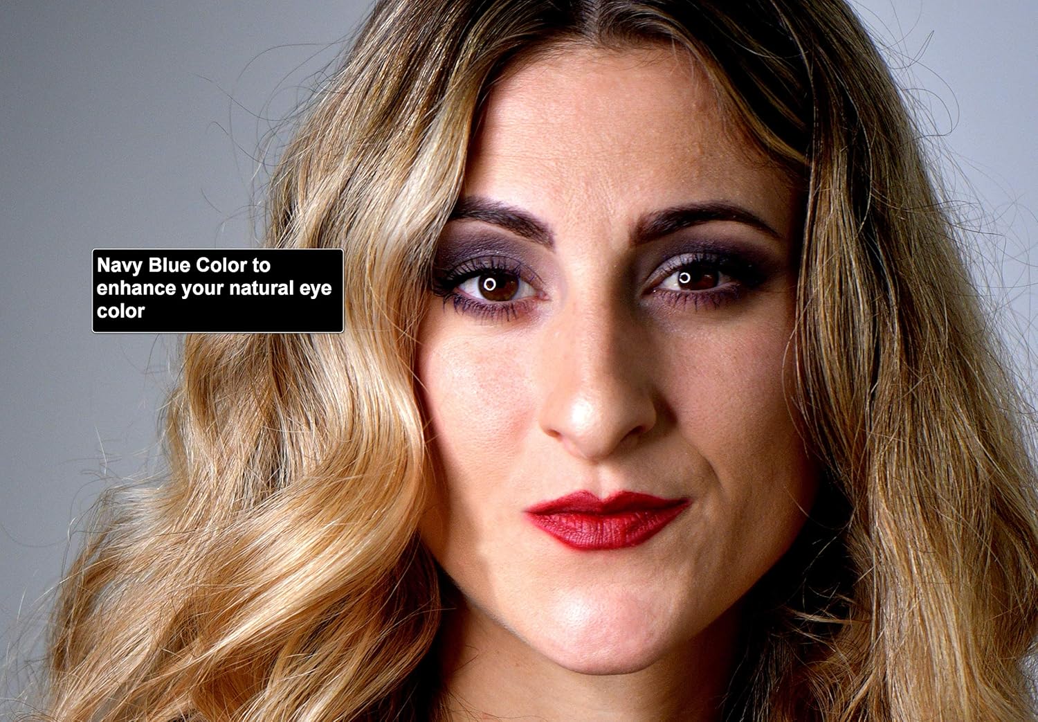 Máscara voluminizadora azul marino oscuro, sin parabenos, sin pruebas en animales y libre de crueldad