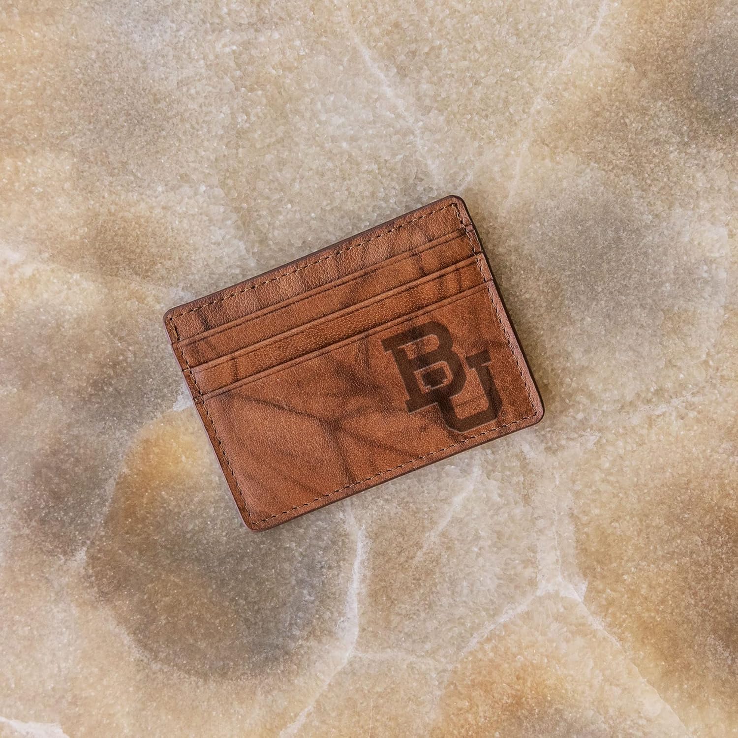 Rico Industries Cartera de cuero con relieve estándar de la NCAA