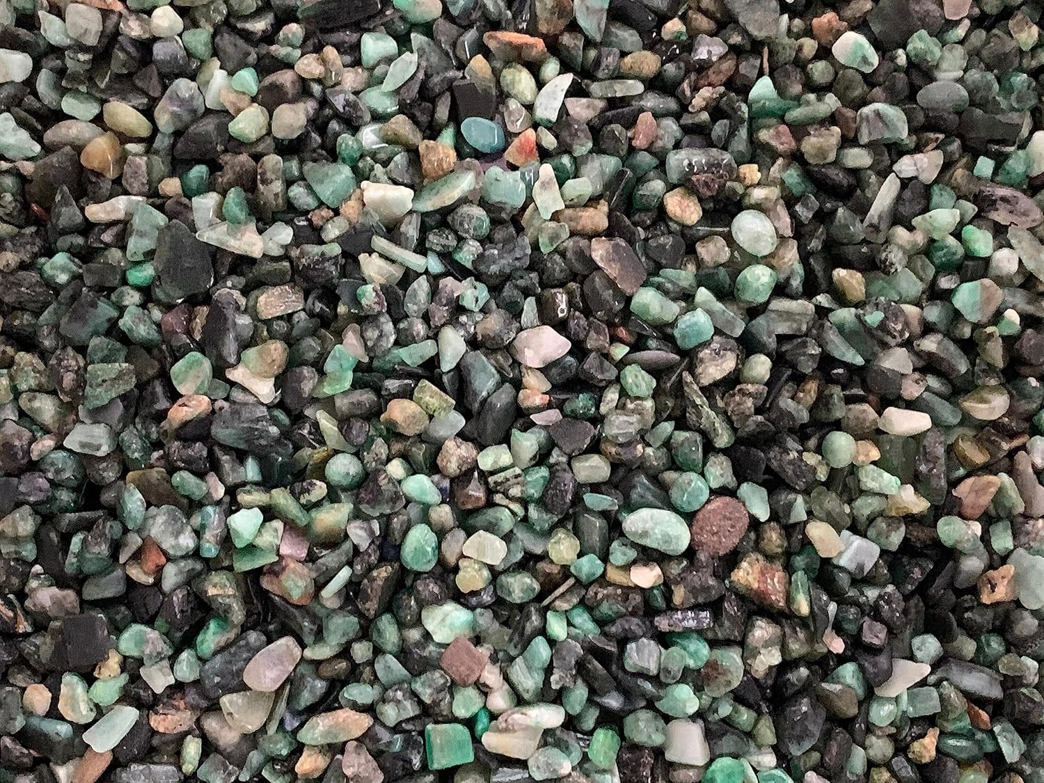 Chips de piedras preciosas semiesmeralda naturales de 0.5 libras, mini cristales triturados de esmeralda, chips de cristal sin perforar (esmeralda)